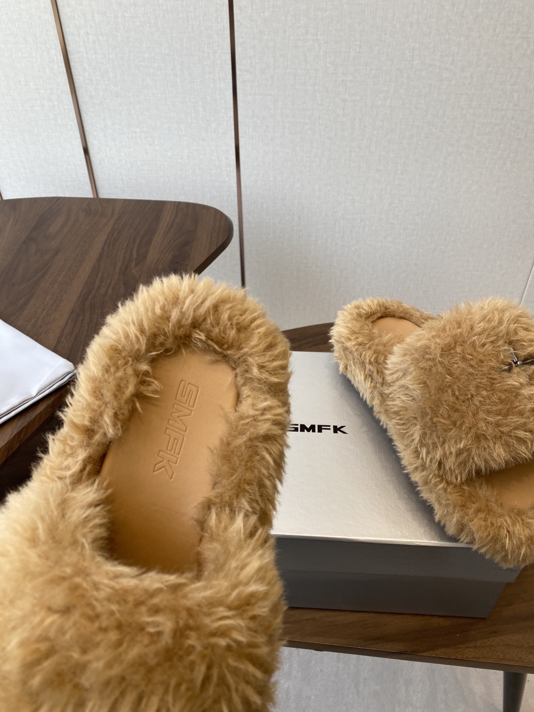 Stylish SMFK Thick Bottom Slippers with Wool Inside and Original Metal Logo - 图片 7