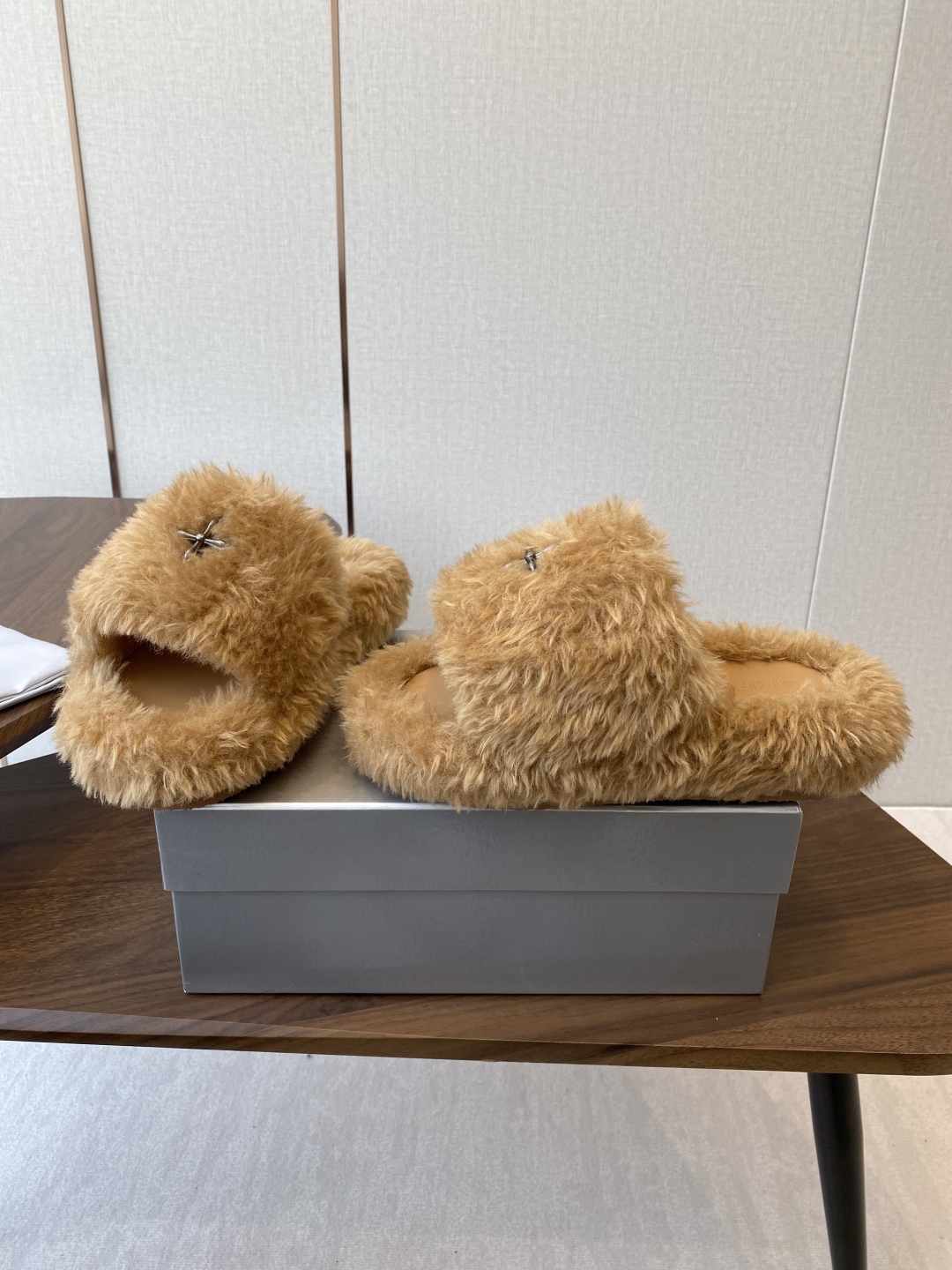 Stylish SMFK Thick Bottom Slippers with Wool Inside and Original Metal Logo - 图片 3