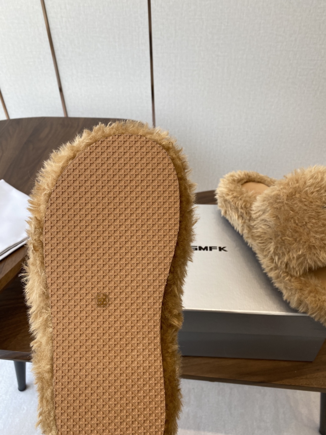 Stylish SMFK Thick Bottom Slippers with Wool Inside and Original Metal Logo - 图片 9