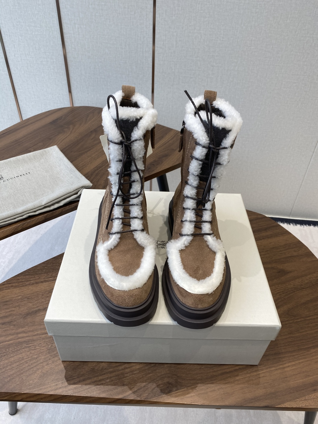 NO:616936,BC 2025ss new autumn and winter products Woolen short boots Brunello Cucinelli The classic inspiration from loafers defines the modern and elegant style of this new rubber-soled shoe. The precious imported calf leather shows unique mottled texture, and the ultra-light natural rubber sole allows you to show your fashionable character in comfort. It brings you better comfort, and it is a classic shoe that you won’t want to take off when you put it on. The original version is reproduced one-to-one. Two styles!  Very versatile. Fabric Niu Jing + woolen yarn inner lining Size #35-42 (40 41 42 custom-made, non-returnable) No. 101136025, snow boots, brunello cucinelli, loafers, boots19860909BC 2025ss秋冬新品 毛线筒短靴 BrunelloCucinelli 源自乐福鞋的经典灵感定义了这款新胶底鞋的现代优雅风格. 珍贵的进口小牛京皮上展现着别致的斑驳,与超轻盈的天然橡胶鞋底.让您在舒适中彰显时尚性格. 给您带来更好的舒适度,又是款穿上就不愿脱下的一款经典鞋款,原版一比一复刻.两种穿搭！非常百搭 面料牛京+羊毛毛线筒内里皮里 Size#35-42（40 41 42订做不退换） 编号101136025,雪地靴,brunello cucinelli,loafers,boots,Women's Shoes