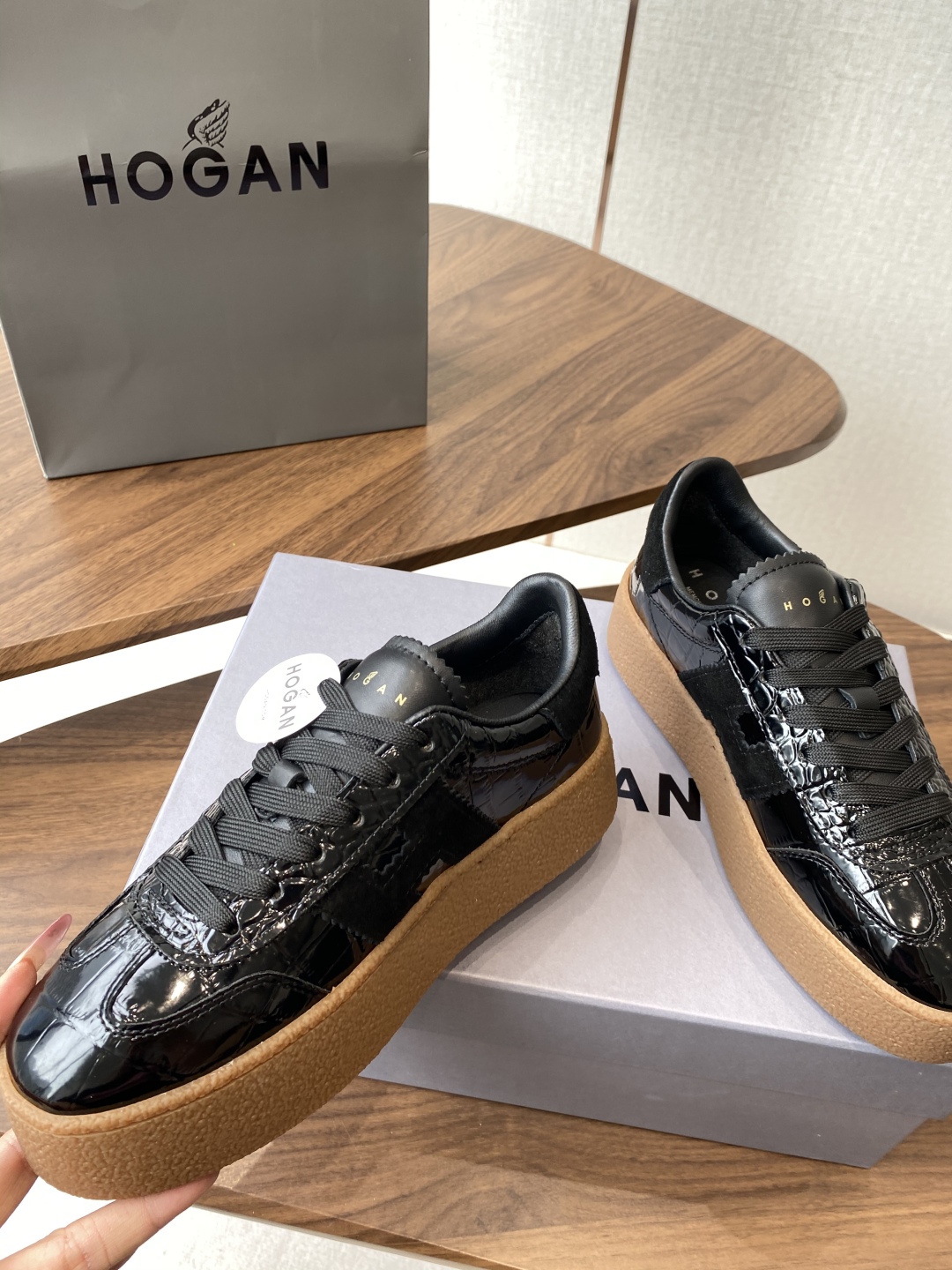 Hogan H-Stripes: Italian Crafted Comfort and Style in Sports Shoes - 图片 3