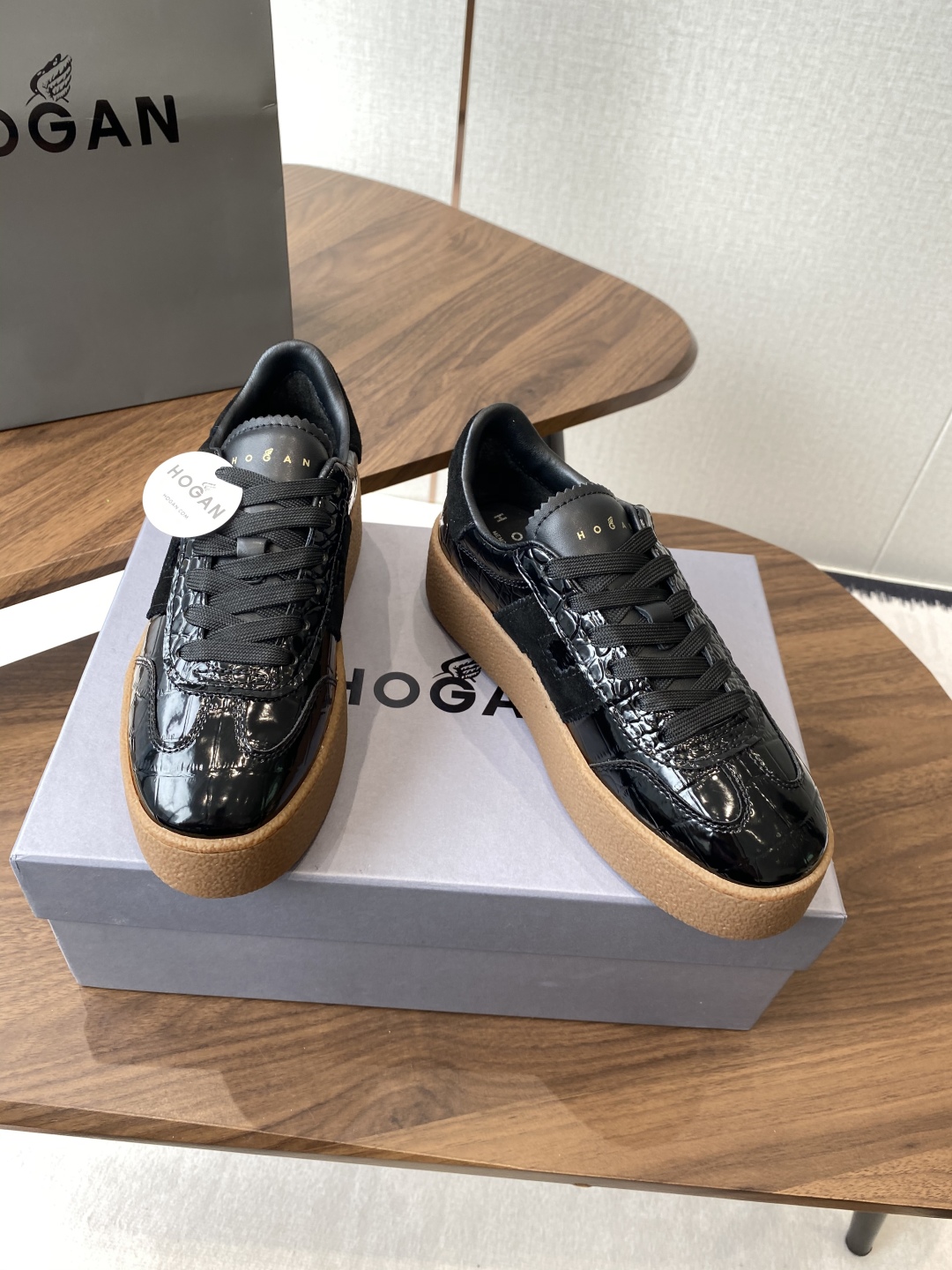 Hogan H-Stripes: Italian Crafted Comfort and Style in Sports Shoes - 图片 2
