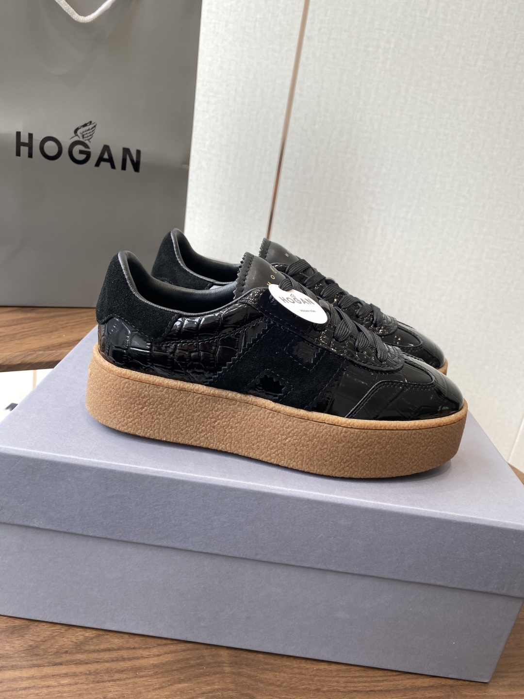 Hogan H-Stripes: Italian Crafted Comfort and Style in Sports Shoes - 图片 9