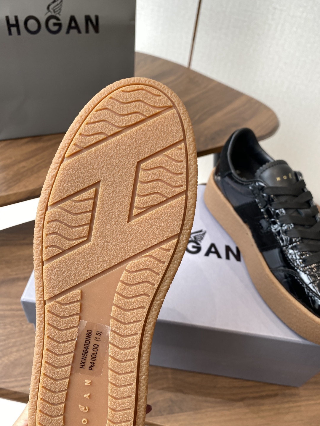 Hogan H-Stripes: Italian Crafted Comfort and Style in Sports Shoes - 图片 7