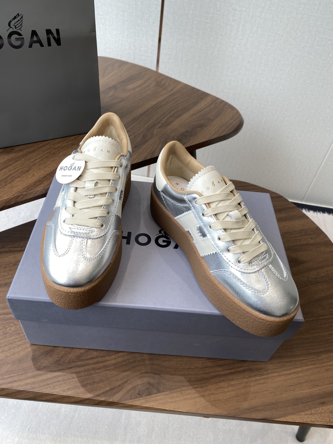 Hogan H-Stripes: Italian Crafted Comfort and Style in Sports Shoes - 图片 3
