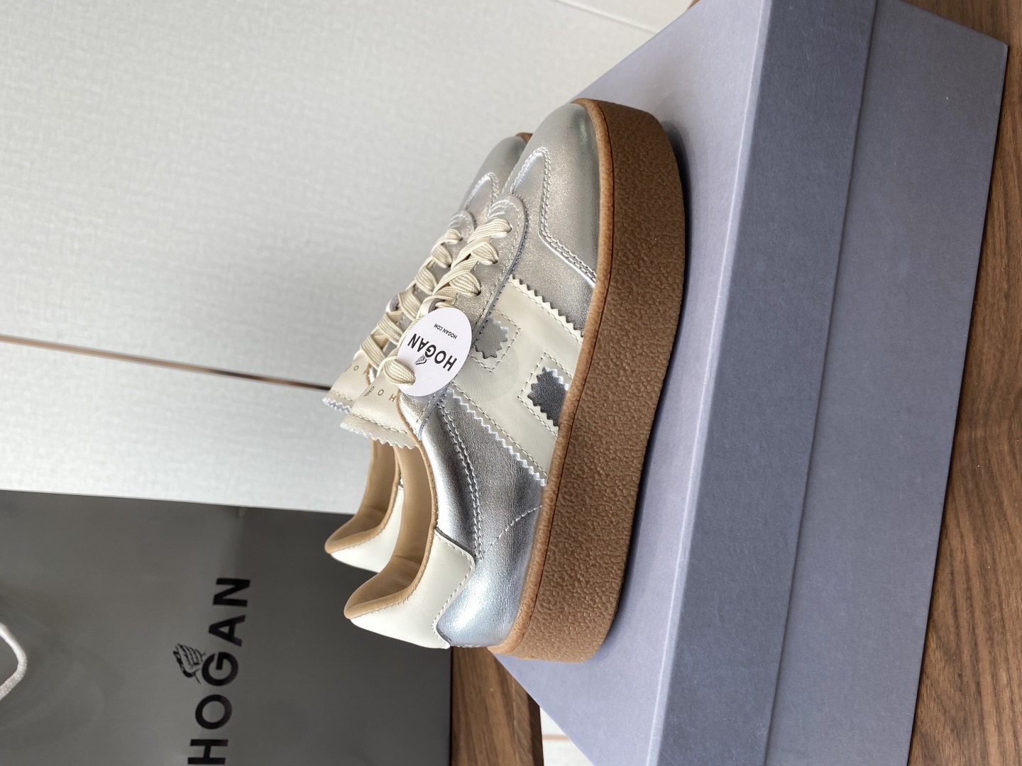 Hogan H-Stripes: Italian Crafted Comfort and Style in Sports Shoes - 图片 1
