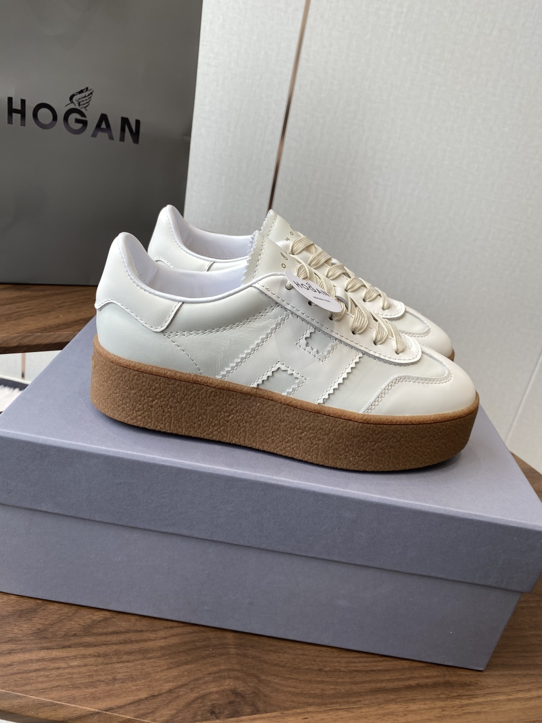 Hogan H-Stripes: Italian Crafted Comfort and Style in Sports Shoes - 图片 1