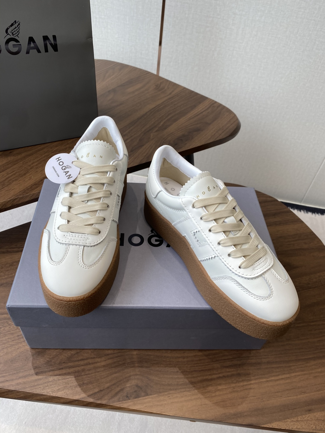 Hogan H-Stripes: Italian Crafted Comfort and Style in Sports Shoes - 图片 3