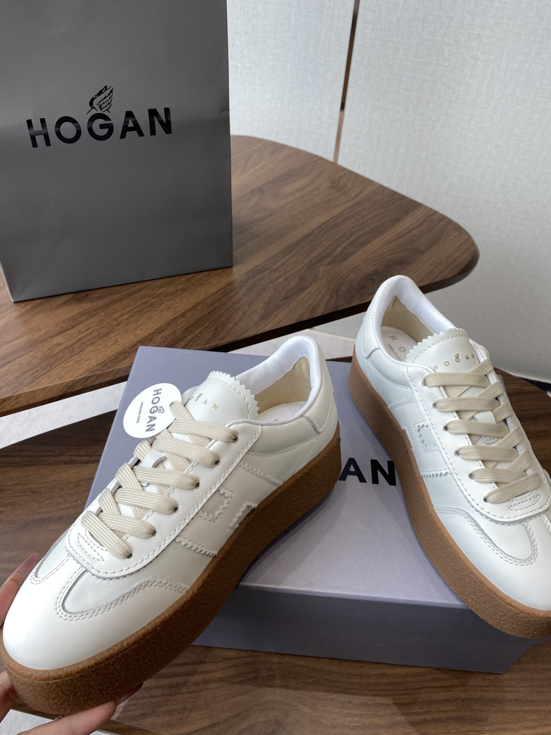 Hogan H-Stripes: Italian Crafted Comfort and Style in Sports Shoes - 图片 4