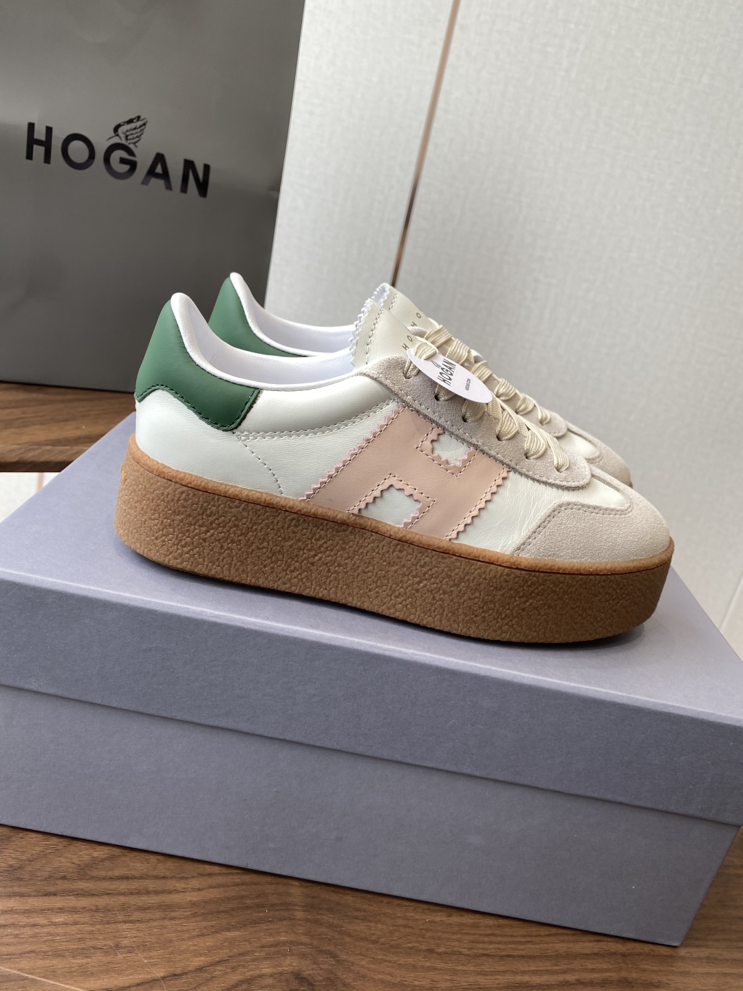 Hogan H-Stripes: Italian Crafted Stylish Comfort for Summer Fashion - 图片 1
