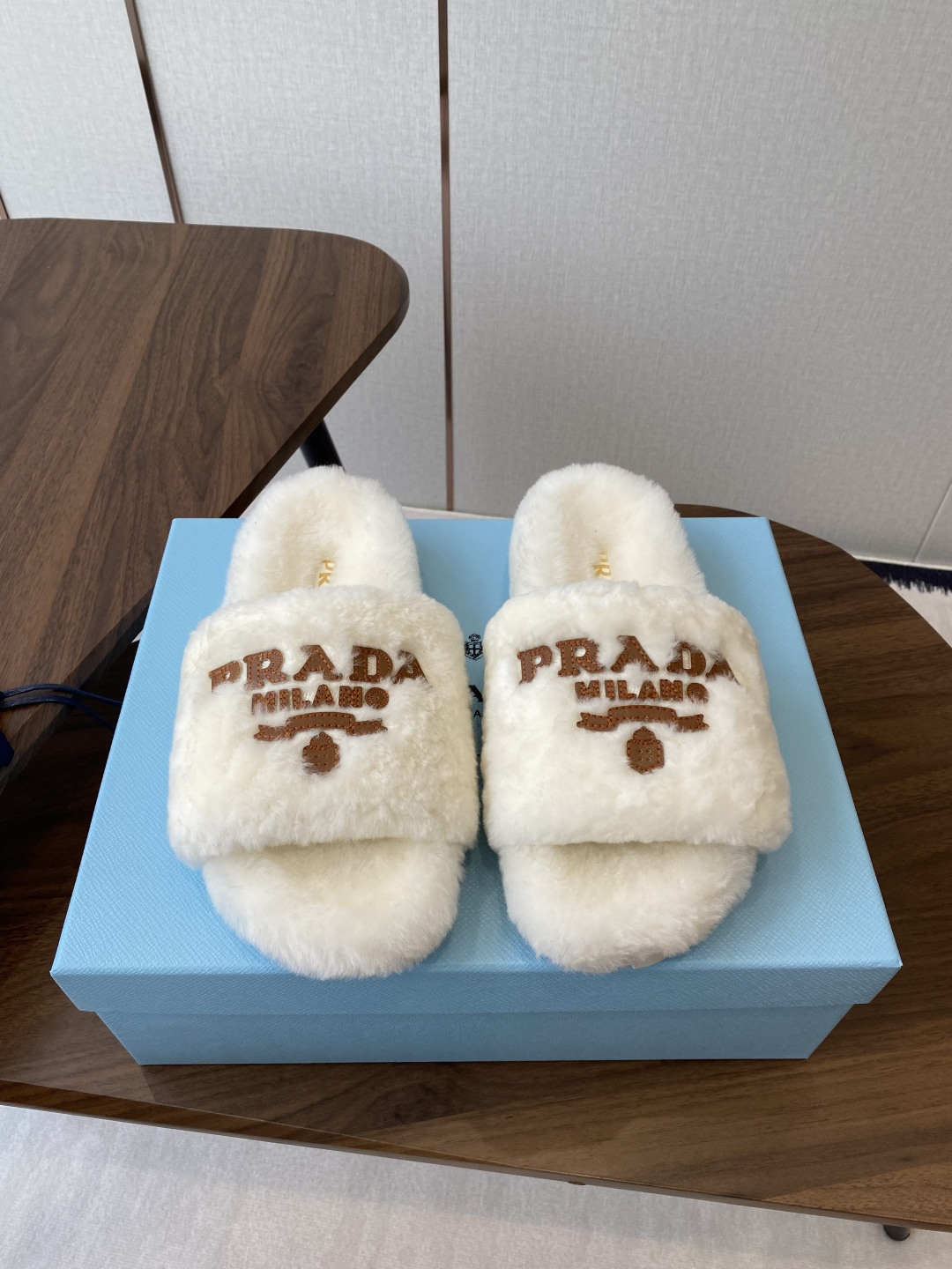NO:593843,prada fw 25ss latest upgrade for autumn and winter, special imported wool new arrival~ New furry slippers, a must-have for autumn and winter, warm and fashionable~ full of atmosphere, original molded rubber outsole Size#35-41 (40 41 customized, non-refundable), furry shoes and slippers, prada, slippers19860909prada fw 25ss 秋冬最新升级 特级进口羊毛 new arrival～ 一字带毛拖新品 秋冬必备 保暖又时髦～氛围感拉满 原版开模橡胶大底 Size#35-41（40 41订做不退换),毛毛鞋拖鞋,prada,slippers,Women's Shoes