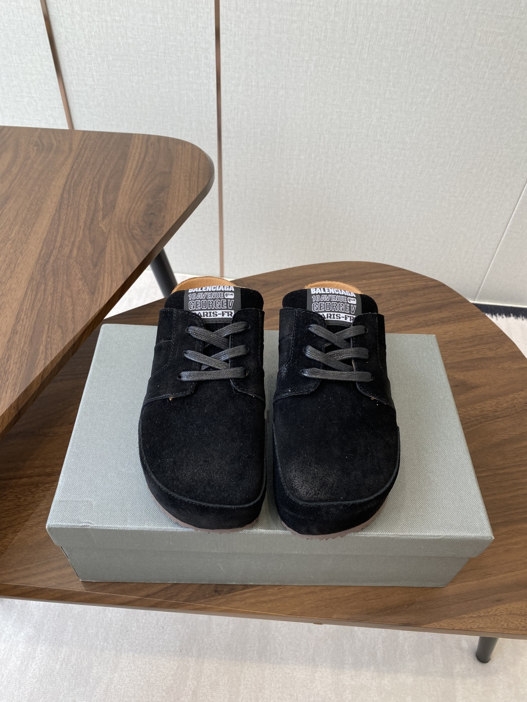 NO:593840,BaLenciaga Balenciaga  Customized cow nubuck upper, cowhide lining, original molded EVA ultra-light material for the sole, Size 35-45, semi-smooth fur shoes, balenciaga, balenciaga, birkenstock, cowhide19860909BaLenciaga 巴黎世家款 × BIRKENSTO联名合作款Boston包头软底 勃肯增高厚底拖  万年经典勃肯软底强势推出,一个品牌就是一个类型,其构造鉴于人体工学设计,让脚完全解放舒适打造的,所以其脚床的构造完全贴合脚的弧度. 夏日炎炎,少不了一双轻盈又舒适的,这款橡木材质勃肯软木鞋复古休闲沙滩女拖,简直就是救星！ 鞋面定制牛磨砂 内里牛皮 鞋底原版开模EVA超轻材料 Size35-45,半拖毛毛鞋,balenciaga,balenciaga,birkenstock,cowhide,Women's Shoes