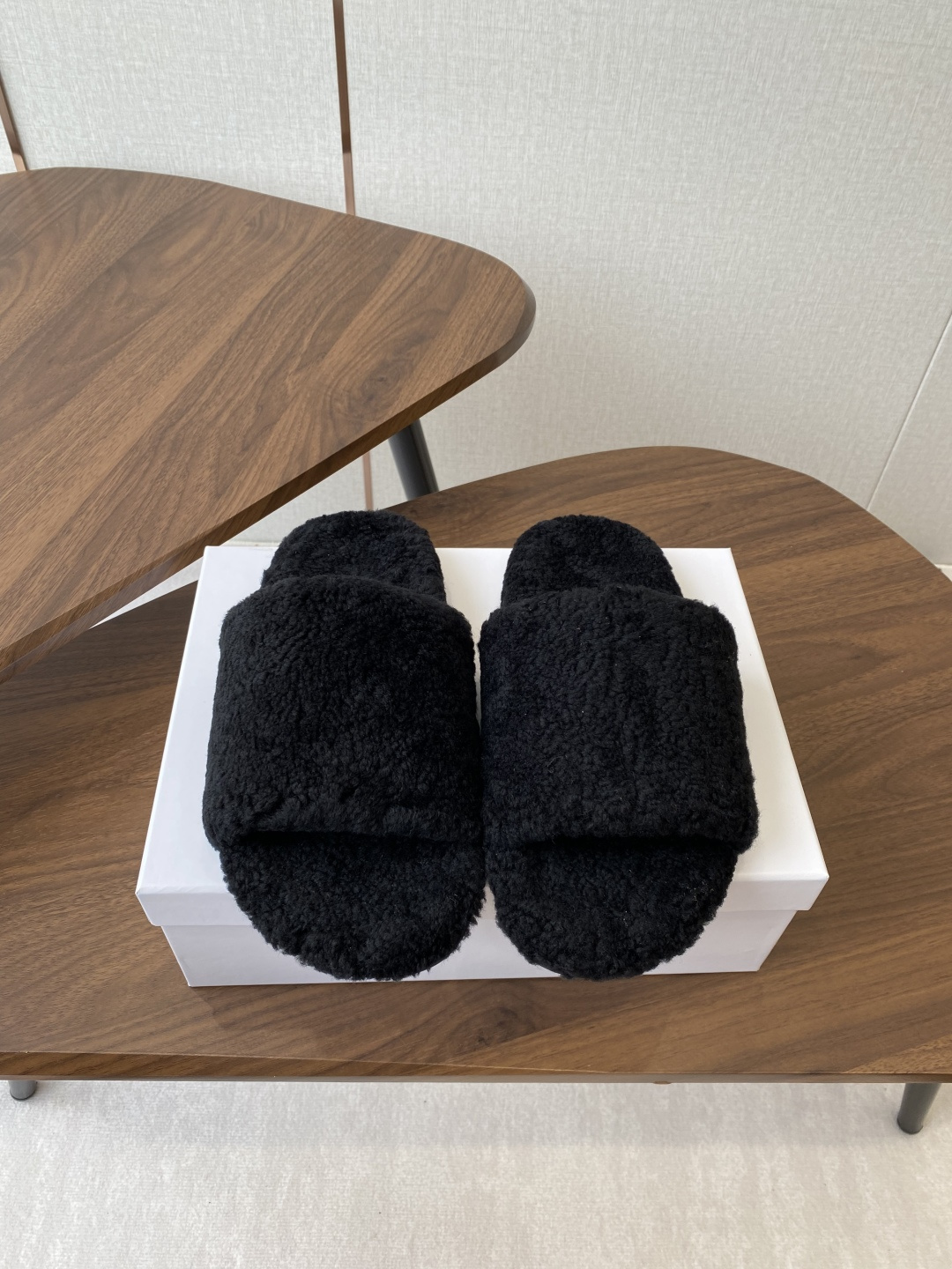 NO:490665,New autumn and winter 25ss The Row cute lamb wool slippers, fashionable and versatile casual trendy wool dragging in autumn and winter, overseas purchasing version, popular one after another, in winter, you still need a pair of warm, fashionable and versatile wool slippers, which look good when you match it. In winter, you can also go out beautifully with a pair of socks, and it feels as comfortable and elastic as you step on your feet. Fabric: customer-supplied lamb wool material, outsole: mold rubber sole Size; 35-40 (40 custom made without return or exchange), fur shoes slippers, slippers, socks19860909新款秋冬25ss The Row 萌萌羊羔毛拖鞋 秋冬时尚百搭休闲潮流羊毛拖 海外代购版本,爆款一个接着一个,冬天 还是需要一双保暖时尚洋气百搭的羊毛拖鞋,随意搭配都好看,冬天搭配一双袜子 也能美美哒出街,上脚就像踩感一样非常舒适Q弹 . 面料:客供羊羔毛材质, 大底: 模具橡胶大底 Size；35-40（40订做不退换）,毛毛鞋拖鞋,slippers,socks,Women's Shoes