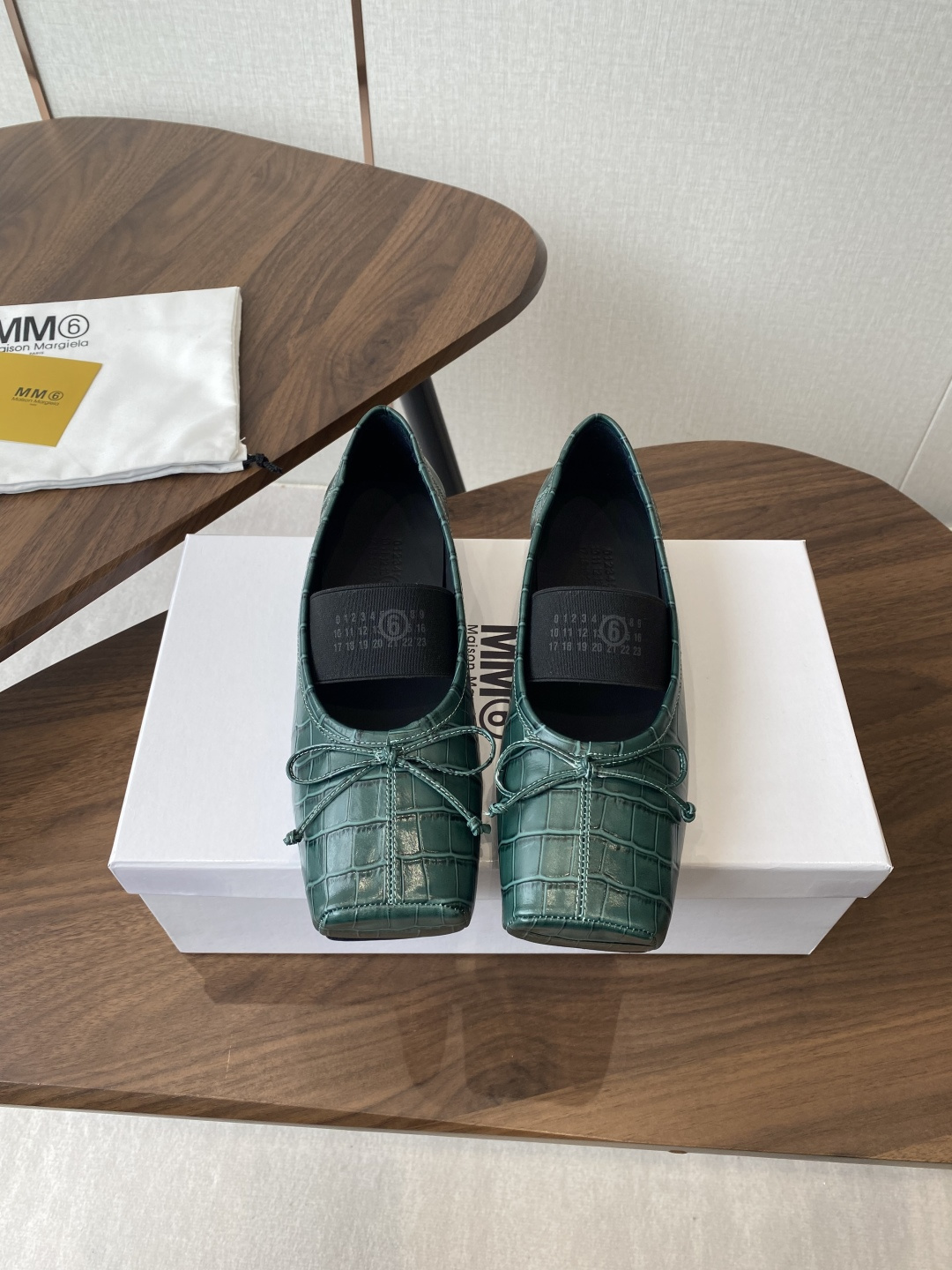 NO:482292,25ssMM6, a new autumn and winter product, has a super ballet pig's beak shoes. Needless to say, it will definitely be very comfortable. The silhouette, the unique crocodile pattern leather and the collage of contrasting materials are MM6 Maison Magical, which is worth looking forward to. This ballet shoes use a very textured crocodile pattern leather/square head elegance and logo elastic band. It is absolutely amazing. Size: 35-39 (40 custom made without return), ballet shoes, masion margiela, masion margiela19860909秋冬新品25ssMM6马吉拉最近超级的芭蕾舞猪嘴鞋 舒适度不用说 肯定会很舒服的 廓形 独具匠心的鳄鱼纹皮料和对比材质的拼贴均是 MM6 Maison Magical,值得期待的特色 这款芭蕾舞鞋采用很有质感的鳄鱼纹皮料/方头的雅致和logo松紧带 简直绝绝子了 码数:35-39(40订做不退换),芭蕾舞鞋,masion margiela,masion margiela,Women's Shoes