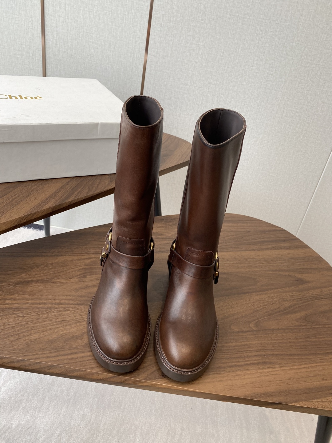 NO:470338,CHLOE Chloe 25ss autumn and winter new retro motorcycle boots with thick heel round toe medium boots, short boots, this fairy boot is really beautiful! The retro slim wife is amazing! If you look back, whoever wears it looks good. Any combination is light and beautiful! The original hardware buckles purchased in China are all copper-plated with molds. The texture and material are no different from zp! We used Italian cowhide original embryos to make artificial retro color. The color and weight of the whole boots are the same as the counter! The entire cowhide is used inside the boot, we refuse to use leather. High-end customization strives to be no different from zp. Original TPU mold bottom! ! The upper is made of old-fashioned calfskin, the inner foot pad is water-dyed cowhide leather imported from Italy, thickened leather outsole + rubber injection molding, heel height: about 4.5cm Size35-40 (40 custom made without return or exchange), boots, chloe, loewe, boots, cowhide, Leather soles19860909CHLOE 克洛伊 25ss秋冬新款复古机车靴一脚蹬粗跟圆头中靴短靴 这款神仙靴上脚真的巨好看！复古显瘦太太太绝啦！回头率谁穿谁好看 随便一搭配轻都很美！国内购入原版五金扣全部开模镀铜 质感和材质与zp无差别！ 皮料我们是用的意大利牛皮原胚又做了人工复古擦色 整靴颜色和重量跟专柜一致！靴筒內里采用整张牛皮我们拒绝用拼皮 高端定制力求与zp无差别 原版TPU模具大底！！ 鞋面采用做旧头层小牛皮 内里垫脚水染牛皮 意大利进口加厚真皮大底+橡胶注塑 跟高:约4.5cm Size35-40（40定做不退换）,靴子,chloe,loewe,boots,cowhide,Leather soles,Women's Shoes