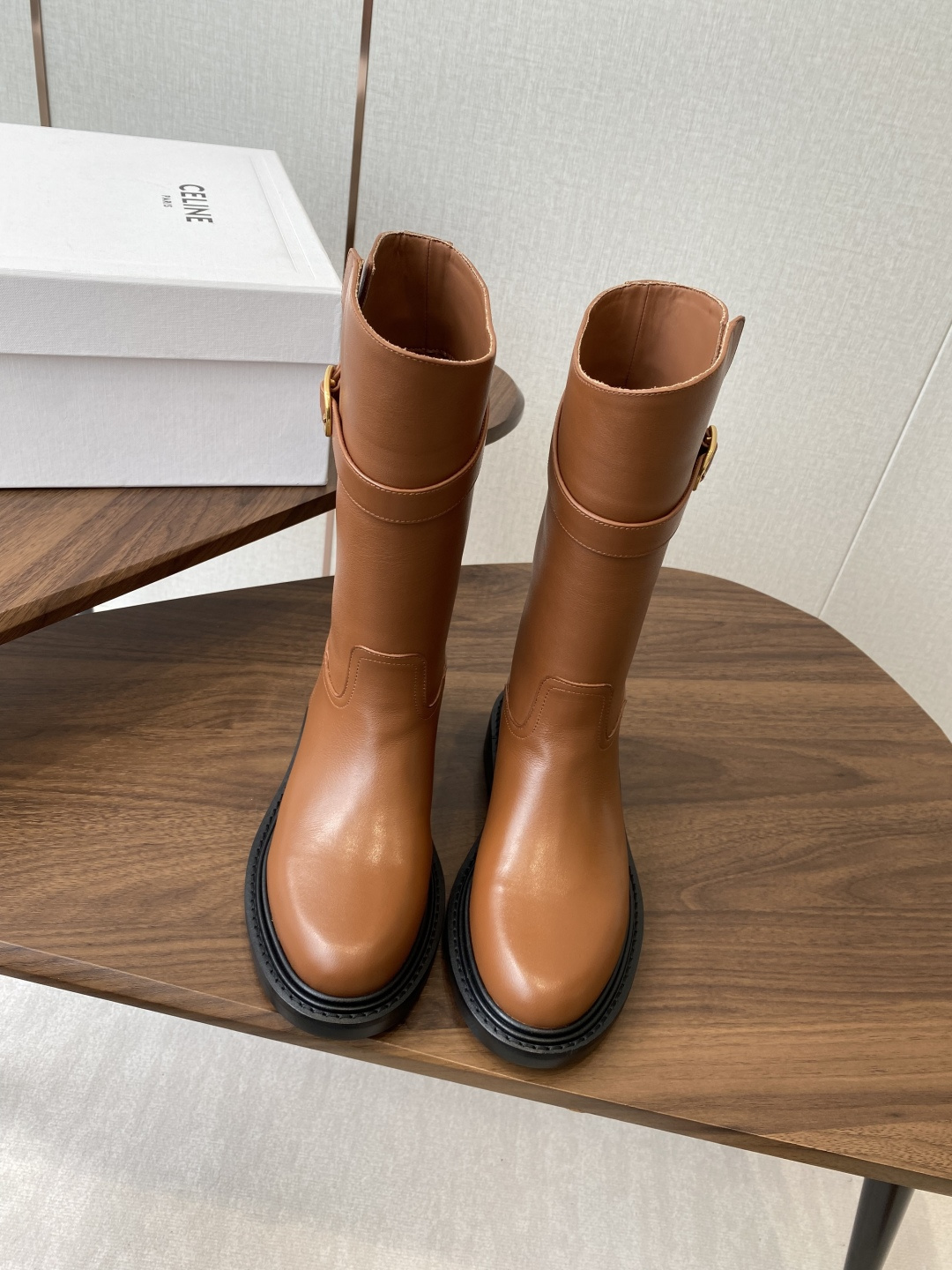 NO:470345,Short boots, high boots, CELINE, the same style of the same knight boots as Yang Mi, Arc de Triomphe, British style short boots, simple, atmospheric and fashionable, unsightly and timeless, is the classic of the fashion circle that never fades away, retro British style, let you wear a different temperament, the same logo, fabric 1:1 custom wax-felt calfskin (non-market ordinary cowhide) inner lining, sheepskin sole, leather edge combination sole, Size#35-39 (40# custom made, no return or exchange), boots, celine, boots, cowhide, sheepskin19860909短靴 高靴 CELINE塞琳 秋冬新款杨幂同款骑士靴 凯旋门英伦风短靴 简约大气时髦 耐看不过时 是时尚圈永不退潮的经典所在,复古的英伦风格,让你穿出不一样的气质对版logo 面料1:1定制蜡感胎小牛皮（非市场普通牛皮） 内里羊皮内里 鞋底真皮沿条组合大底 Size#35-39（40#订做不退换）,靴子,celine,boots,cowhide,sheepskin,Women's Shoes