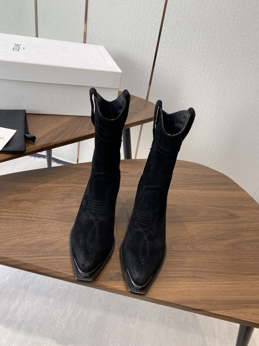 NO:470352,Celine 25ss autumn and winter new products, retro thick heels, Chelsea pointed toes, iron button short boots. Celine has many beautiful styles this season. For example, this military boot is very motorcycle style. It focuses on praising the boot barrel design and does not pick the leg shape at all. It turns into long legs in seconds when you put your feet on, which is super slim and versatile!  It's absolutely amazing. The upper is imported suede/imported calfskin. The inner imported sheepskin. The original leather outsole. Size#35-40 (customized for 40), boots, celine, celine, boots, cowhide, sheepskin, chamois leather, Leather soles19860909Celine 赛琳 25ss秋冬新品 复古粗跟 切尔西 尖头 铁扣短靴 塞琳这一季好看的款式真的是很多 比如这款军靴就很机车风 重点夸夸靴筒设计 完全不挑腿型 上脚秒变大长腿,超级显瘦又百搭！简直绝绝子了 鞋面原版进口麂皮/进口小牛皮 内里进口羊皮 大底原版真皮大底 Size#35-40（40定做）,靴子,celine,celine,boots,cowhide,sheepskin,chamois leather,Leather soles,Women's Shoes