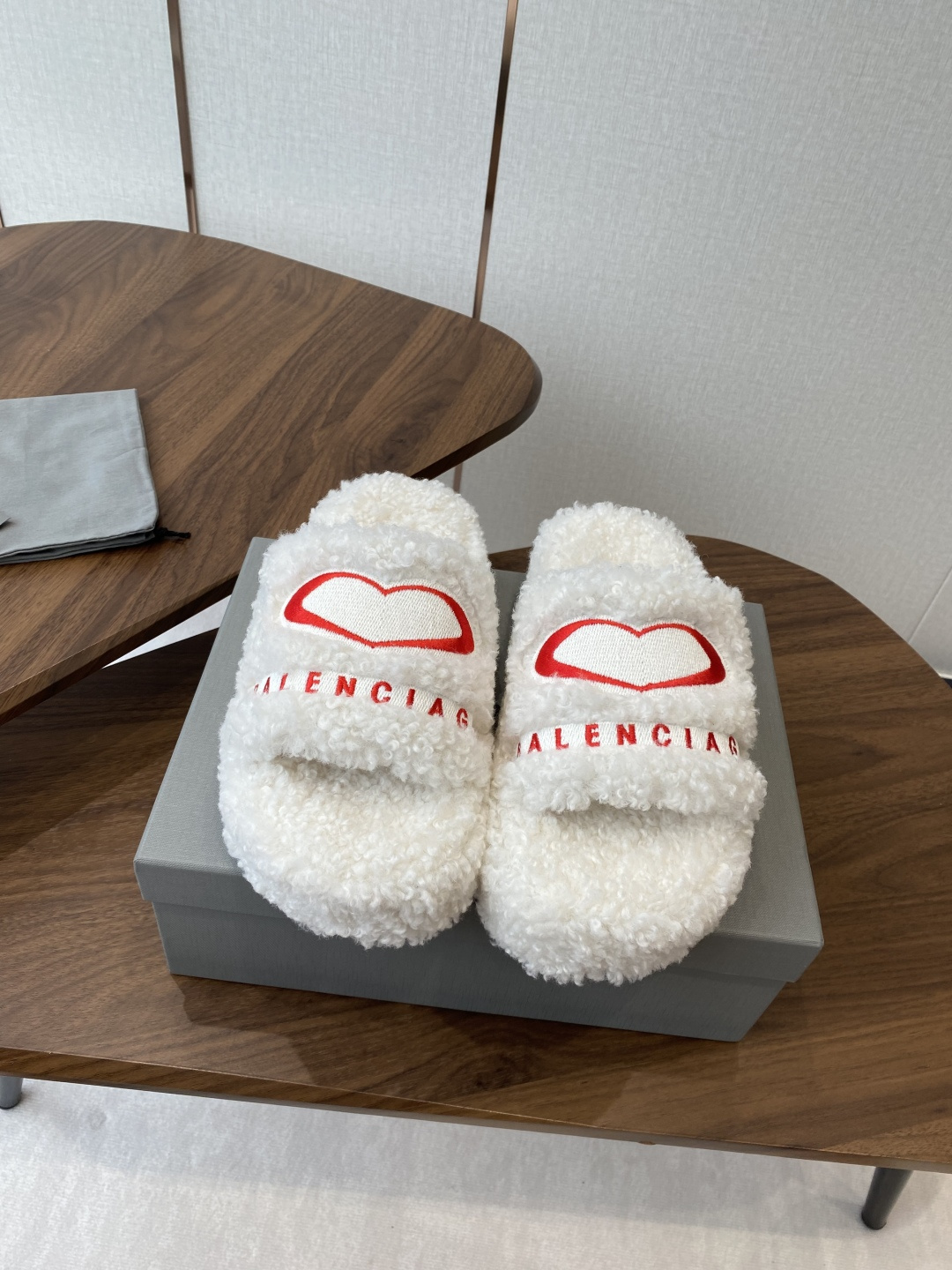 NO:475443,Thin sole Thick sole Balenciaga 25ss Autumn and winter trendy products, hair drag, upper letter pattern, electric embroidery logo embroidery craftsmanship!  Full of high-end feeling!  Very beautiful on the feet, fabric sheep curl (very soft and comfortable) original sole, anti-slip and wear-resistant sole, 2cm thick, 5cm Size#34-41 (34 40 41 custom-made, non-returning), fur shoes, balenciaga, balenciaga, slippers19860909薄底 厚底 Balenciaga 巴黎世家25ss 秋冬潮品 毛拖 鞋面字母图案、电绣徽标刺绣工艺！高级感满满当当！上脚特别漂亮 面料羊卷毛（非常柔软舒适） 鞋底原版防滑耐磨底 底厚2cm 5cm Size#34-41（34 40 41定制不退换）,毛毛鞋拖鞋,balenciaga,balenciaga,slippers,Women's Shoes