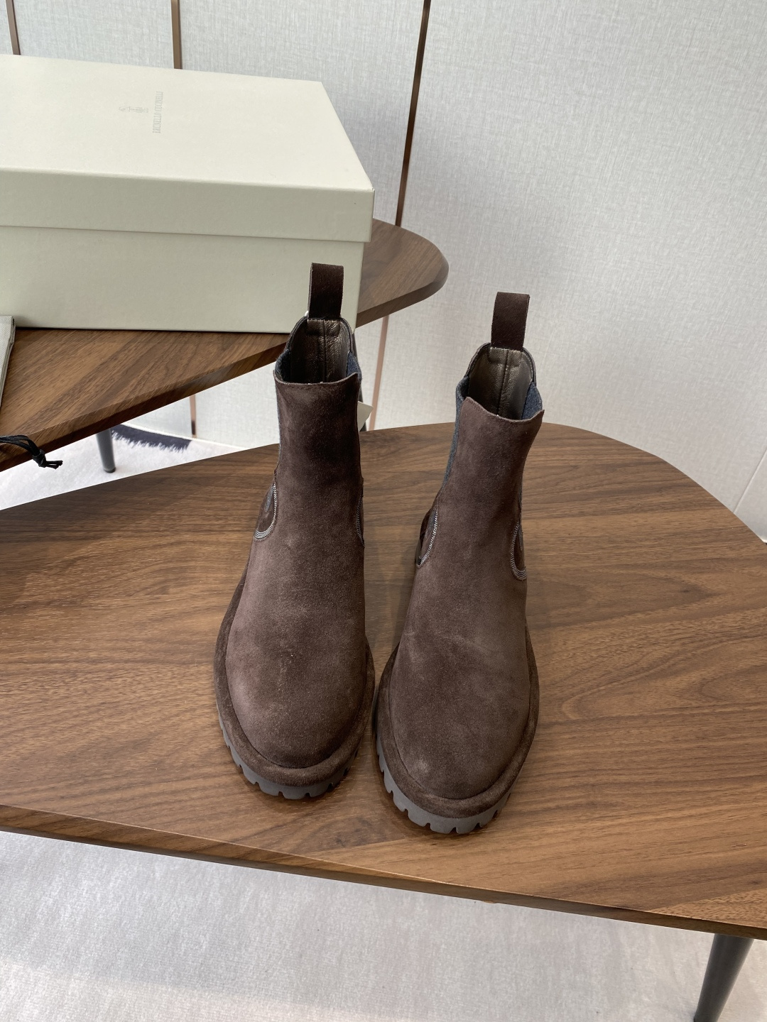 NO:470310,BRUNELLO CUCINELLI New Martin Boots Needless to say!  A super stylish boot is not too cool for girls to wear. When walking on the street, you must be able to turn back and get back! Just wear shorts and you will be a fashionable blogger!  It’s so easy to wear that I don’t want to take it off. It’s fashionable and not easy to get along. Simple short boots are actually the perfect match with KING. It’s a perfect long-legged weapon. It turns on the special effect of long legs in one second. It’s invincible and slim and does not slim. It also shows its elegance and luxury in winter. Ins Xiaohongshu Internet celebrity fashion blogger has been out of the country many times. Various materials and consumables are very heavy-industrial. Don’t miss it if you like it!  The edges of the shoe are made of hand-made bead chains, arranged in a tight and neat way, and all are fixed and pasted one by one by one by one by one. It is time-consuming and laborious. Different from the monotony of the previous Chelsea boots, it is more fashionable, highlighting the iconic craftsmanship, unique elegant temperament, and high-end sense at a glance. The upper is multi-line sewing reinforcement technology, the shoe shape is slender, simple and fashionable, and unique. The design of the small collar mark on the heel is very touching and easy to promote. Good shoes must be made of good materials. The upper is made of high-end environmentally friendly beef velvet as the main material of the shoes. The material is sweat-absorbing and breathable, the foot feels soft and glutinous, and the comfort is absolutely terrifying. The fabric is imported customized high mercerized beef velvet fit real cashmere flying weaving footwear. The footwear is wide sole rubber foam (ultra-light material) Size35-42 (35 41 42 custom made without return), boots, brunello  cucinelli, boots, shorts, sheepskin19860909BRUNELLO CUCINELLI 新款马丁靴 不用多说！超级有范的一款靴子女孩子穿起来不要太酷,走在街上保证回头率蹭蹭UP! 随便搭个短裤就是时髦博主fell啦！好穿到不想脱下来,个性时尚不易撞款,简简单单的短靴其实才是妥妥的搭配KING,妥妥的长腿利器,一秒开启长腿特效,无敌显瘦不勒腿,冬日里也要展现其雍容华贵,ins小红书网红时尚博主多次出境款,种种材料耗材,很重工,喜欢的不要错过哦！ 鞋边一圈采用手工珠链,排列紧密整齐,全部手工一条一条做固定粘贴费时费力,区别于以往的切尔西靴的单调感,更是多了一份时尚,凸显标志性工艺,独有的优雅气质,高级感一眼便可看到 鞋面多线缝制加固工艺,鞋型修长,简约时尚个性与众不同,后跟的小领标的设计很戳我心,方便提拔. 好鞋子肯定是要用好料,鞋面选用的是高档环保牛反绒作为鞋子的主要材质,材质吸汗透气,脚感软糯,舒适度绝绝子  面料进口定制高丝光牛反绒贴合真羊绒飞织 垫脚羊皮 大底橡胶发泡（超轻材质） Size35-42（35 41 42订做不退换）,靴子,brunello cucinelli,boots,shorts,sheepskin,Women's Shoes