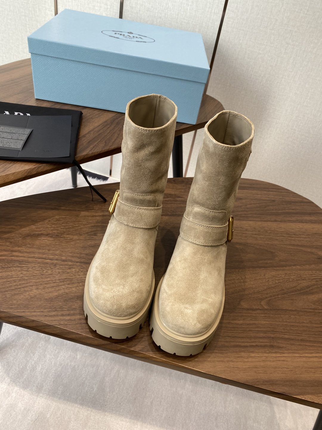 NO:482314,PRADA's classic triangle logo with a slim kick to the king's women's boots. The series that you can't buy in winter is definitely a hit this year!  !  Very beautiful!  Prada boots are really wow!  The whole series uses a variety of imported materials to make your legs look thin and elegant. The whole series uses a variety of imported materials to polish and grunge calfskin, beaded cowhide, beef velvet and high merceration, and water-dyed sheepskin in the inner layer. The foam bottom is light and comfortable!  Size35-41 (40 41 custom made no return or exchange), boots, prada, prada, boots, cowhide, sheepskin19860909PRADA 普拉达经典三角标一脚蹬王炸女靴 冬天买不到的系列,绝对是今年的大爆款！！贼好看！Prada靴子真的很哇塞！上脚大气显腿瘦气质这块刚好拿捏 全系列采用多种进口材料擦色打腊小牛皮,开边珠牛皮,牛反绒高丝光,内里水染羊皮 发泡底轻便舒适！ Size35-41（40 41 订做不退换）,靴子,prada,prada,boots,cowhide,sheepskin,Women's Shoes