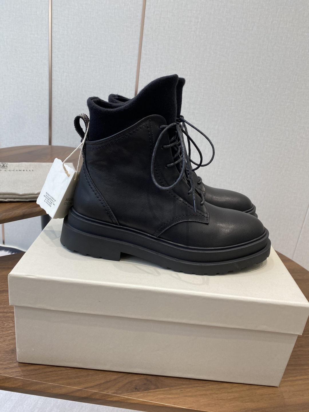 Brunello Cucinelli Bottes Martin en Cuir Noir à Lacets pour Femme