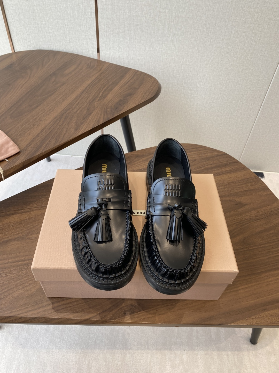 NO:482295,Miu Miu 25ss autumn and winter models, exclusive hot style, tassel style, loafers, this quarter's miu is simply amazing, the entire series is starting to be launched one after another, the entire series is purchased and developed, imported fetal cow open-edge cow leather, inner sheepskin/original exclusive mold open-molded sole Size#35-40 (40 custom made without return or exchange), loafers, miumiu, loafers, cowhide, sheepskin19860909Miu Miu 25ss秋冬款 独家爆款 流苏款 乐福鞋 这季度的miu简直都太绝了 全系列陆续开始上新 全系列原版购入开发 进口胎牛开边珠牛皮 内里羊皮/原版独家开模大底 Size#35-40（40订做不退换）,乐福鞋,miumiu,loafers,cowhide,sheepskin,Women's Shoes