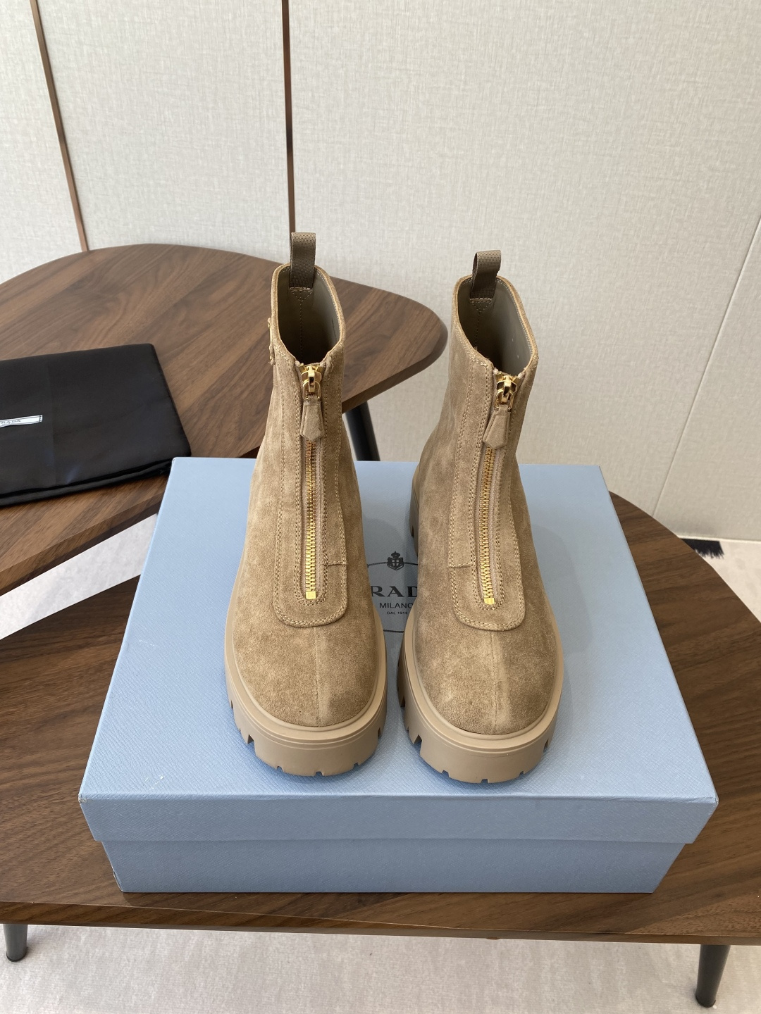 NO:482310,PRADA 25ss Prada classic triangle front zipper king female boots. The series that you can't buy in winter is definitely a hit this year!  !  Very beautiful!  Prada boots are really wow!  The upper is solemn and the legs are slim and elegant. The upper is Yangjing, inner cowhide, outsole, TPU, outsole, Size35-40 (40 customized, no return or exchange), boots, prada, prada, boots, cowhide, sheep19860909PRADA 25ss普拉达经典三角标前拉链王炸女靴 冬天买不到的系列,绝对是今年的大爆款！！贼好看！Prada靴子真的很哇塞！上脚大气显腿瘦气质这块刚好拿捏 鞋面羊京 内里牛皮 大底TPU大底 Size35-40（40订做不退换）,靴子,prada,prada,boots,cowhide,sheep,Women's Shoes