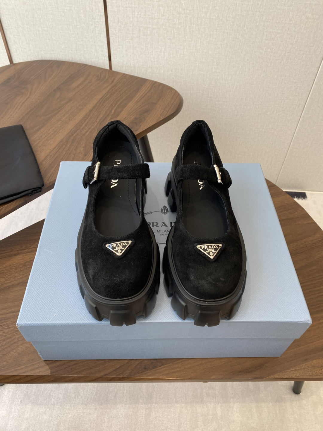 NO:482305,Prada Super hot Thick Sole Mary Jane Monolith's Geometric design and bold silhouette give this glossy leather Mary Jane shoes a new style. The mix-and-match style shoes combine classic lines and bold details, inspired by the inherent duality of Prada's aesthetics Original purchase level Material and craftsmanship Original cowhide leather Original cowhide inner lining The upper is equipped with a strap and metal buckle Enamel metal triangle logo Integrated ultra-light foaming outsole Size35-40 (40 custom made without return or exchange), Mary Jane, prada, mary jane, cowhide19860909Prada 超火 厚底玛丽珍 Monolith鞋履的几何设计和大胆廓形为此款亮面皮革玛丽珍鞋赋予全新风格.混搭风格的鞋履结合经典线条和大胆细节,灵感源自Prada美学内在的二元性 原版购入代购级别 材质与工艺 原版牛皮革 原版牛皮内里 鞋面配有饰带和金属搭扣 涂珐琅金属三角形徽标 一体式超轻发泡大底 Size35-40（40定做不退换）,玛丽珍,prada,mary jane,cowhide,Women's Shoes