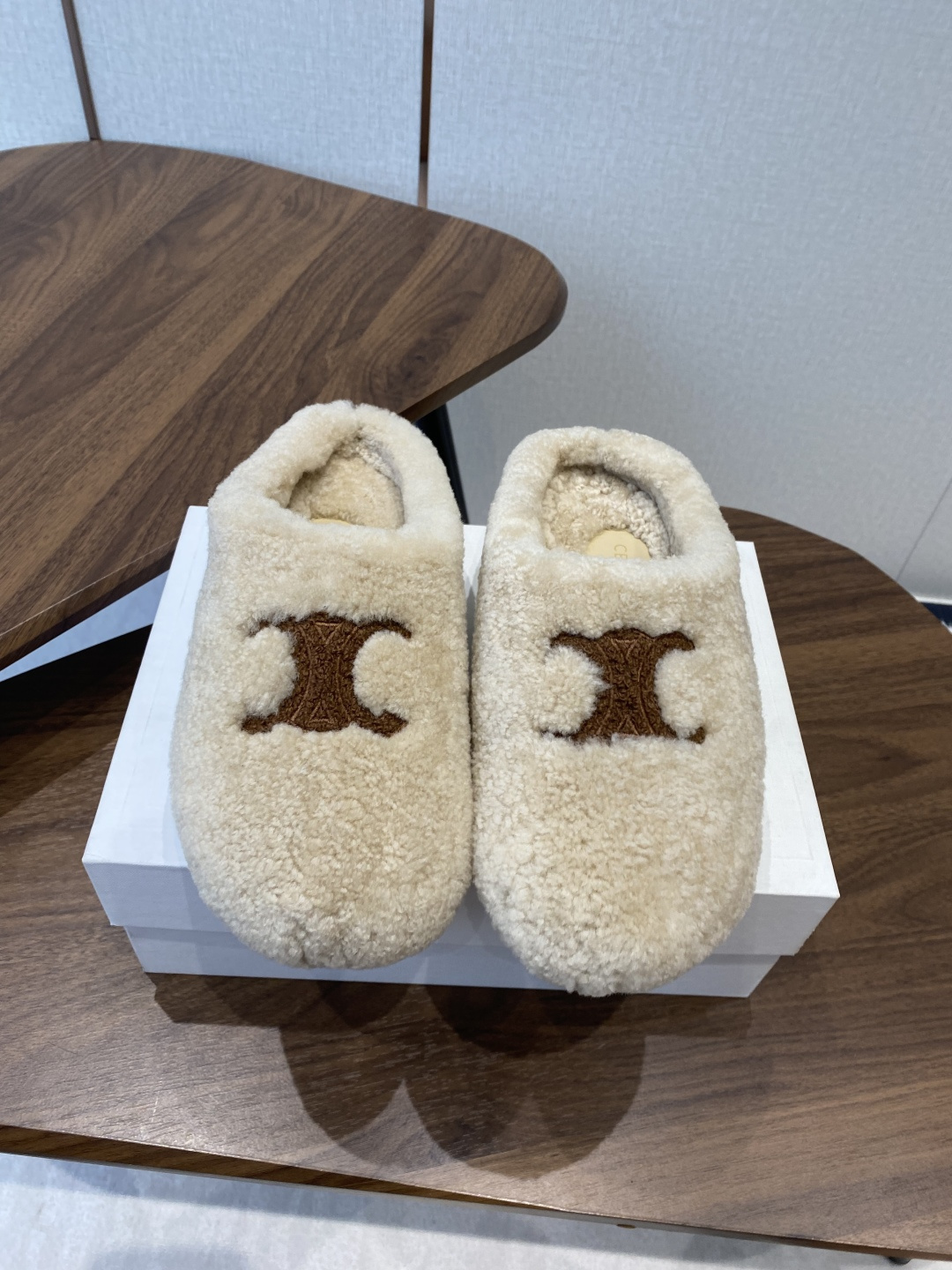 NO:490674,CELINE/Celin 25ss New autumn and winter products, wool slippers, this season's Celine made me love it again!  There are too many beautiful shoes in this season. This wool drag really makes me unable to extricate myself. It's so cute~ The furry wool is made of imported A-grade wool from Europe. We are the same as the original. All of them use pure wool and there is no artificial wool at all!  We chose the same TPU material as the original version Size#35-40 (40 custom made without return or exchange), semi-dragged fur shoes, celine, celine, slippers19860909CELINE/塞琳 25ss 秋冬新品 一脚蹬羊毛拖鞋 这一季的赛琳又让我重新爱了它一次！ 这季节美鞋太多这款毛拖 真的是让我无法自拔真太可爱了～ 毛茸茸的羊毛是选用欧洲进口A级羊毛 我们做到与原版一致满鞋 全部采用纯羊毛一点人造毛的成分都没有！ 大底我们选用的是与原版一样的TPU材质 Size#35-40（40定做不退换）,半拖毛毛鞋,celine,celine,slippers,Women's Shoes