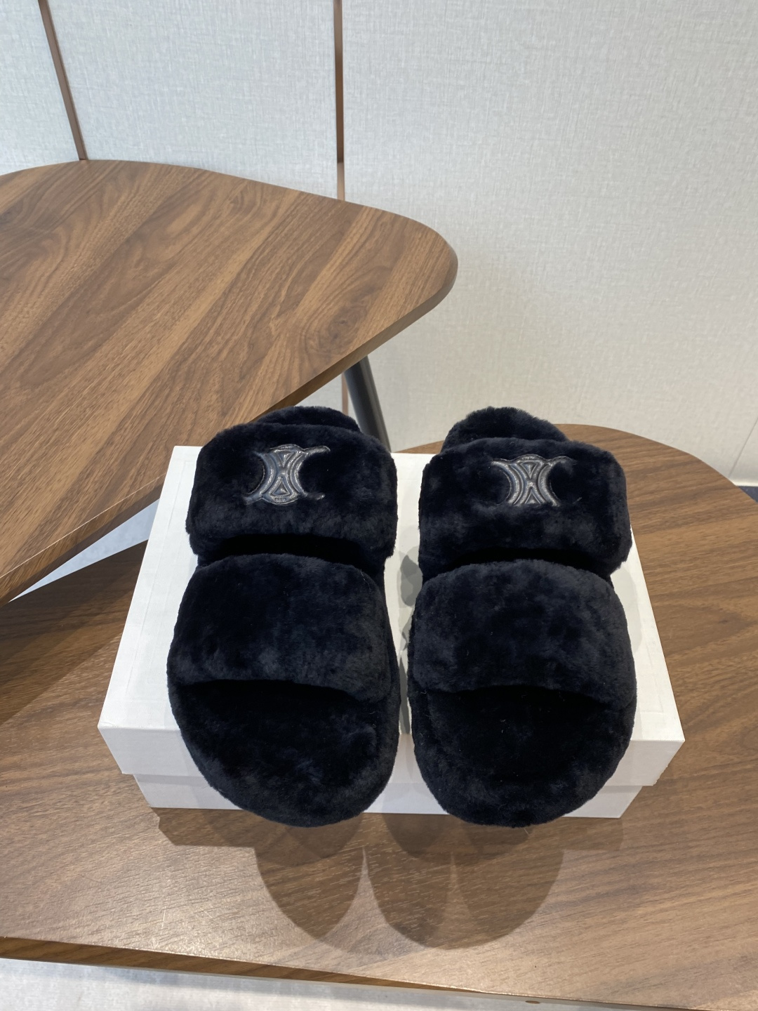 NO:490658,CELINE/Celin 25ss New autumn and winter products, wool slippers, this season's Celine made me love it again!  There are too many beautiful shoes in this season. This wool drag really makes me unable to extricate myself. It's so cute~ The furry wool is made of imported A-grade wool from Europe. We are the same as the original. All of them use pure wool and there is no artificial wool at all!  We chose the same TPU material as the original version Size#35-40 (40 customized without return or replacement), fur shoes and slippers, celine, celine, slippers19860909CELINE/塞琳 25ss 秋冬新品 一脚蹬羊毛拖鞋 这一季的赛琳又让我重新爱了它一次！ 这季节美鞋太多这款毛拖 真的是让我无法自拔真太可爱了～ 毛茸茸的羊毛是选用欧洲进口A级羊毛 我们做到与原版一致满鞋 全部采用纯羊毛一点人造毛的成分都没有！ 大底我们选用的是与原版一样的TPU材质 Size#35-40（40定做不退换）,毛毛鞋拖鞋,celine,celine,slippers,Women's Shoes