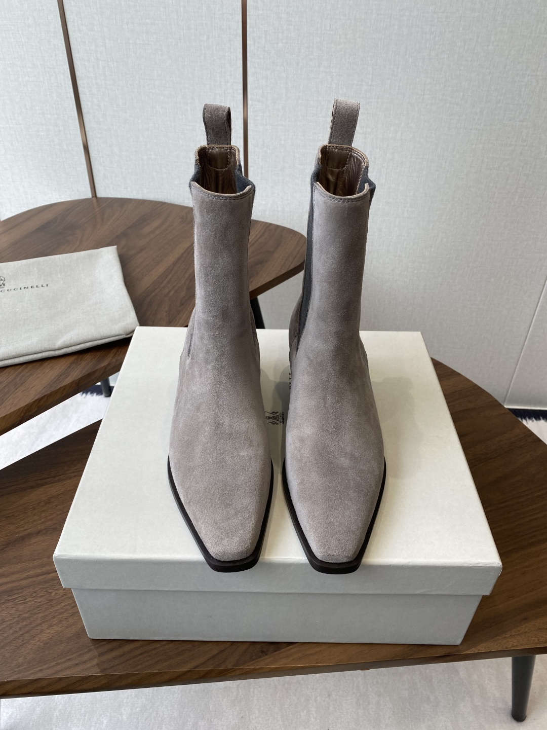 NO:616954,BRUNELLO CUCINELLI’s new Martin boots Needless to say!  These boots are super classy and don’t look too cool for girls to wear. They are guaranteed to turn heads when walking on the street! Just wear them with shorts and you will be a fashionable blogger!  It's so easy to wear that you don't want to take it off. It's stylish and not easy to clash with. Simple short boots are actually a perfect match for KING. It's a perfect weapon for long legs. It turns on the long-leg effect in one second. It makes your legs slimmer and more elegant. It also needs to show its elegance and luxury in winter. Ins Xiaohongshu fashion blogger has made several overseas trips. All kinds of materials and consumables are very heavy work. Don't miss it if you like it!  The edge of the shoe is made of handmade bead chains, which are arranged tightly and neatly. It is time-consuming and laborious to fix and paste them one by one by hand. It is different from the monotony of the previous Chelsea boots. It is more fashionable, highlighting the iconic craftsmanship, unique elegance, and high-end feeling that can be seen at a glance. The upper is sewn with multi-thread reinforcement technology, the shoe shape is slender, and the simple and fashionable personality is unique. The design of the small collar label on the heel is very touching and easy to promote.  Good shoes must be made of good materials. The upper is made of high-end environmentally friendly cow suede as the main material of the shoe. The material is sweat-absorbent and breathable, feels soft and waxy on the feet, and has unparalleled comfort. The fabric is imported and customized with high mercerized cow suede and real cashmere flying weave. Sheepskin foot pads. Original genuine leather outsole. Size35-42 (40 41 42 custom-made and non-returnable) No. 101136025, boots, brunello  cucinelli,boots,shorts,sheepskin,leather soles19860909BRUNELLO CUCINELLI 新款马丁靴 不用多说！超级有范的一款靴子女孩子穿起来不要太酷,走在街上保证回头率蹭蹭U! 随便搭个短裤就是时髦博主fell啦！好穿到不想脱下来,个性时尚不易撞款,简简单单的短靴其实才是妥妥的搭配KING,妥妥的长腿利器,一秒开启长腿特效,无敌显瘦不勒腿,冬日里也要展现其雍容华贵,ins小红书网红时尚博主多次出境款,种种材料耗材,很重工,喜欢的不要错过哦！ 鞋边一圈采用手工珠链,排列紧密整齐,全部手工一条一条做固定粘贴费时费力,区别于以往的切尔西靴的单调感,更是多了一份时尚,凸显标志性工艺,独有的优雅气质,高级感一眼便可看到 鞋面多线缝制加固工艺,鞋型修长,简约时尚个性与众不同,后跟的小领标的设计很戳我心,方便提拔. 好鞋子肯定是要用好料,鞋面选用的是高档环保牛反绒作为鞋子的主要材质,材质吸汗透气,脚感软糯,舒适度绝绝子  面料进口定制高丝光牛反绒贴合真羊绒飞织 垫脚羊皮 大底原版真皮大底 Size35-42（40 41 42订做不退换） 编号101136025,靴子,brunello cucinelli,boots,shorts,sheepskin,Leather soles,Women's Shoes