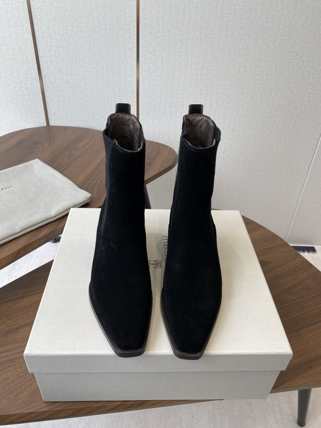 NO:616940,BRUNELLO CUCINELLI’s new Martin boots Needless to say!  These boots are super classy and don’t look too cool for girls to wear. They are guaranteed to turn heads when walking on the street! Just wear them with shorts and you will be a fashionable blogger!  It's so easy to wear that you don't want to take it off. It's stylish and not easy to clash with. Simple short boots are actually a perfect match for KING. It's a perfect weapon for long legs. It turns on the long-leg effect in one second. It makes your legs slimmer and more elegant. It also needs to show its elegance and luxury in winter. Ins Xiaohongshu fashion blogger has made several overseas trips. All kinds of materials and consumables are very heavy work. Don't miss it if you like it!  The edge of the shoe is made of handmade bead chains, which are arranged tightly and neatly. It is time-consuming and laborious to fix and paste them one by one by hand. It is different from the monotony of the previous Chelsea boots. It is more fashionable, highlighting the iconic craftsmanship, unique elegance, and high-end feeling that can be seen at a glance. The upper is sewn with multi-thread reinforcement technology, the shoe shape is slender, and the simple and fashionable personality is unique. The design of the small collar label on the heel is very touching and easy to promote.  Good shoes must be made of good materials. The upper is made of high-end environmentally friendly cow suede as the main material of the shoe. The material is sweat-absorbent and breathable, feels soft and waxy on the feet, and has unparalleled comfort. The fabric is imported and customized with high mercerized cow suede and real cashmere flying weave. Sheepskin outsole. Original genuine leather outsole. Size 35-42 (40 41 42 custom-made and non-refundable). No. 101133025, boots, brunello  cucinelli,boots,shorts,sheepskin,leather soles19860909BRUNELLO CUCINELLI 新款马丁靴 不用多说！超级有范的一款靴子女孩子穿起来不要太酷,走在街上保证回头率蹭蹭U! 随便搭个短裤就是时髦博主fell啦！好穿到不想脱下来,个性时尚不易撞款,简简单单的短靴其实才是妥妥的搭配KING,妥妥的长腿利器,一秒开启长腿特效,无敌显瘦不勒腿,冬日里也要展现其雍容华贵,ins小红书网红时尚博主多次出境款,种种材料耗材,很重工,喜欢的不要错过哦！ 鞋边一圈采用手工珠链,排列紧密整齐,全部手工一条一条做固定粘贴费时费力,区别于以往的切尔西靴的单调感,更是多了一份时尚,凸显标志性工艺,独有的优雅气质,高级感一眼便可看到 鞋面多线缝制加固工艺,鞋型修长,简约时尚个性与众不同,后跟的小领标的设计很戳我心,方便提拔. 好鞋子肯定是要用好料,鞋面选用的是高档环保牛反绒作为鞋子的主要材质,材质吸汗透气,脚感软糯,舒适度绝绝子  面料进口定制高丝光牛反绒贴合真羊绒飞织 垫脚羊皮 大底原版真皮大底 Size35-42（40 41 42订做不退换） 编号101133025,靴子,brunello cucinelli,boots,shorts,sheepskin,Leather soles,Women's Shoes