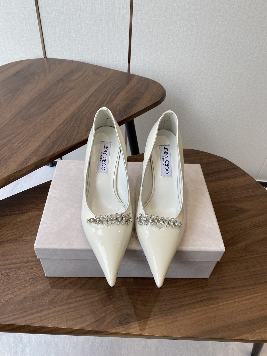 NO:594087,Jimmy Cho*25ss pointed toe high-heeled shoes Yangjie 25 spring and summer series Stunning reunion Elegant encounter Beauty of collision Recommended by fashion foreign bloggers for street photos of the same model Bold and unique style Patent leather upper Fashionable atmosphere Elegant and beautiful Eye-catching and personalized pointed toe · Thousands of styles Follow the camera, Italian leather outsole Heel height 9cm Size #35-42 (40 41  42 Customized (non-refundable), high heels, jimmy choo, high heels, Leather soles19860909Jimmy Cho*25ss尖头高跟单鞋 周仰杰25春夏系列 重逢惊艳 优雅邂逅 碰撞之美 时尚国外博主同款街拍推荐 造型大胆别致 漆皮鞋面 时髦大气 优雅靓丽 吸睛个性尖头 ·风格千变 镜头相随,意大利真皮大底  跟高9cm Size#35-42（40 41 42定制不退换）,高跟鞋单鞋,jimmy choo,high heels,Leather soles,Women's Shoes