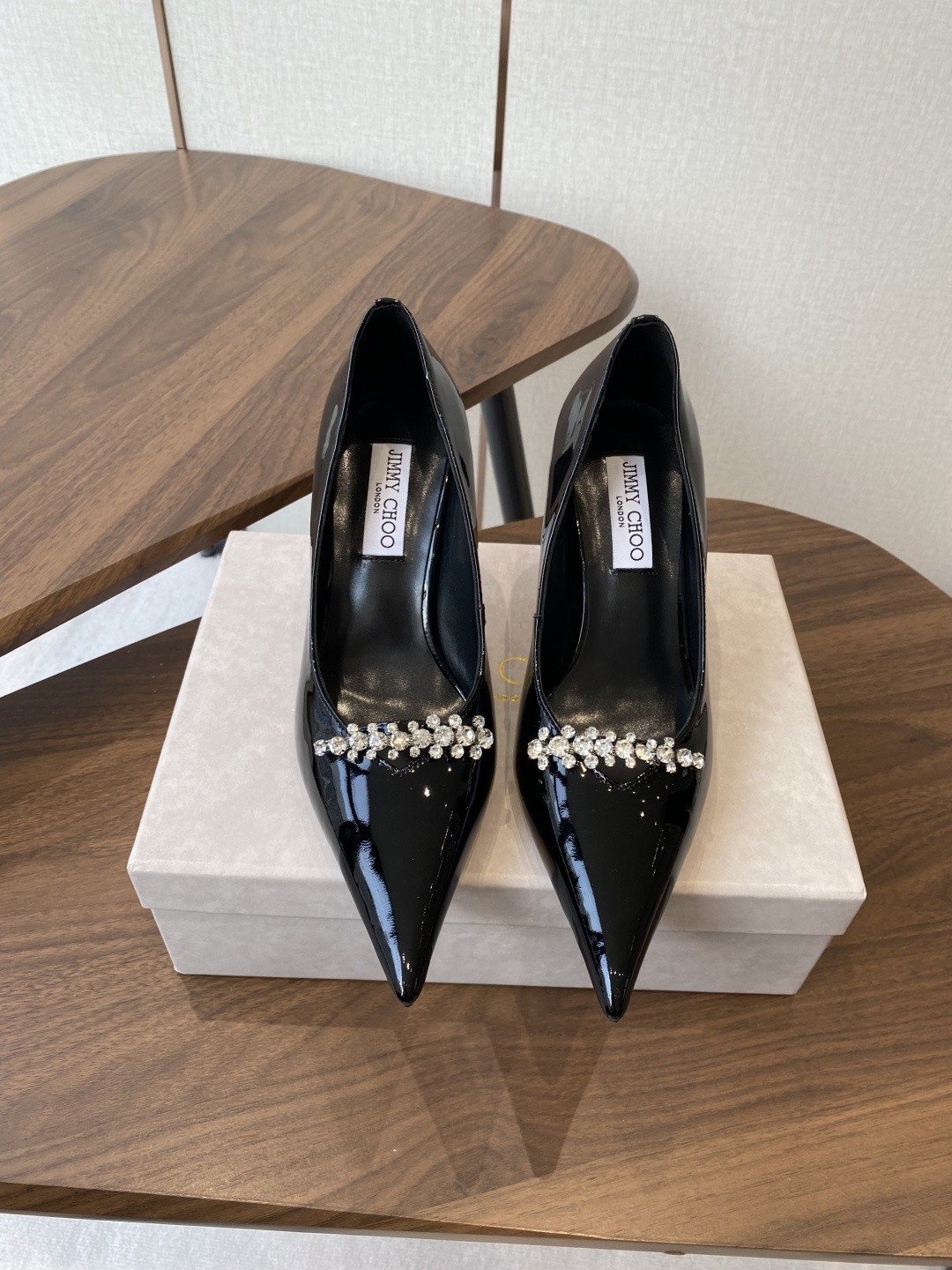 NO:594090,Jimmy Cho*25ss pointed toe high-heeled shoes Yangjie 25 spring and summer series Stunning reunion Elegant encounter Beauty of collision Recommended by fashion foreign bloggers for street photos of the same model Bold and unique style Patent leather upper Fashionable atmosphere Elegant and beautiful Eye-catching and personalized pointed toe · Thousands of styles Follow the camera, Italian leather outsole Heel height 9cm Size #35-42 (40 41  42 Customized (non-refundable), high heels, jimmy choo, high heels, Leather soles19860909Jimmy Cho*25ss尖头高跟单鞋 周仰杰25春夏系列 重逢惊艳 优雅邂逅 碰撞之美 时尚国外博主同款街拍推荐 造型大胆别致 漆皮鞋面 时髦大气 优雅靓丽 吸睛个性尖头 ·风格千变 镜头相随,意大利真皮大底  跟高9cm Size#35-42（40 41 42定制不退换）,高跟鞋单鞋,jimmy choo,high heels,Leather soles,Women's Shoes