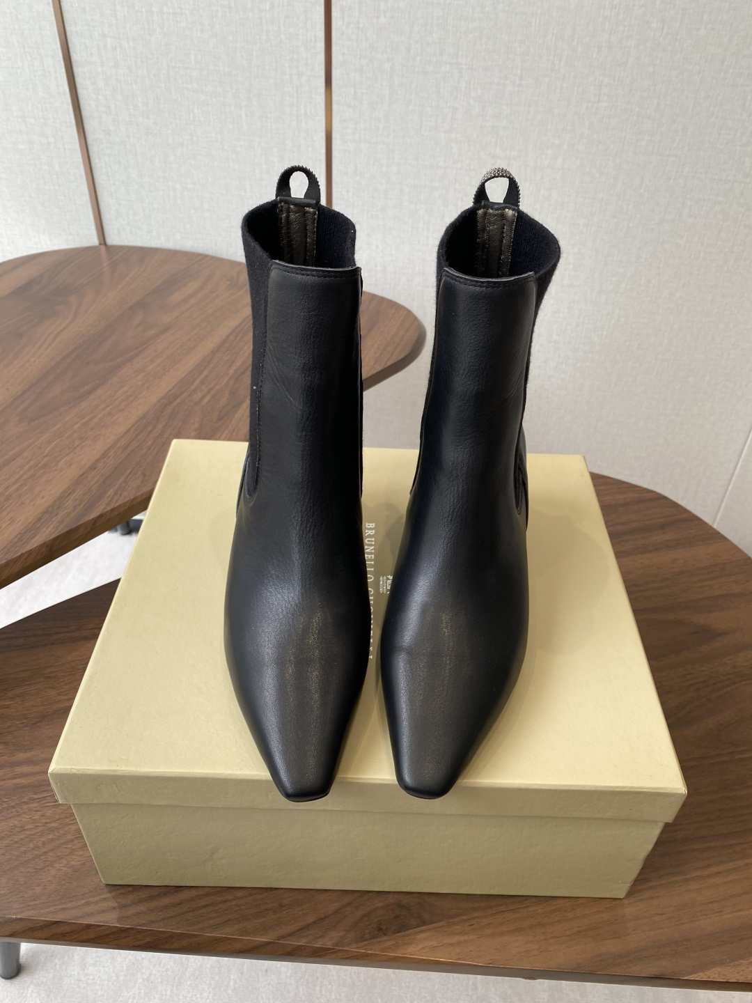 NO:616943,Brunello Cucineli ss25new arrival~ New style for autumn and winter, pointed toe short boots, handsome and comfortable on the feet. You must have a pair of BC boots in autumn and winter. BC's brand shoe design basically does not have a 1og0 logo. The style is mainly beige and gray tones, very low-key and luxurious, full of high-end sense. The pronoun of niche and taste~ Although the shoes combine different materials and colors, there is no sense of violation, not exaggerated at all, but make people feel visually comfortable!  The BC family has the ability to combine different colors and materials without any obvious sense of season. You can be satisfied when you wear them at any time. Upper cowhide/sheepskin lining Original injection outsole Size: #35-39 (40 41 custom-made and non-returnable) No. 101133025, boots, brunello cucinelli, chanel, boots, cowhide, sheepskin19860909Brunello Cucineli ss25new arrival～ 秋冬新款系 尖头 短靴 上脚帅气舒适 秋冬一定要有一双Bc的战靴 BC家的品牌鞋子设计基本没有啥1og0标识, 风格主要以米色 灰色 色调为主,非常低调奢华,高级感满满 小众有品位的代词～鞋子 虽然结合了不同材质不同颜色,但是没有任何违和感,一点也不夸张,反而让人在视觉上感觉舒适！ bc家就是有能力把不同的颜色和材质结合,但又不会有明显的季节感,在任何时候拿出来穿都能让你满意 鞋面牛皮/羊皮内里 原版注塑大底 Size: #35-39 (40 41定做不退换） 编号101133025,靴子,brunello cucinelli,chanel,boots,cowhide,sheepskin,Women's Shoes