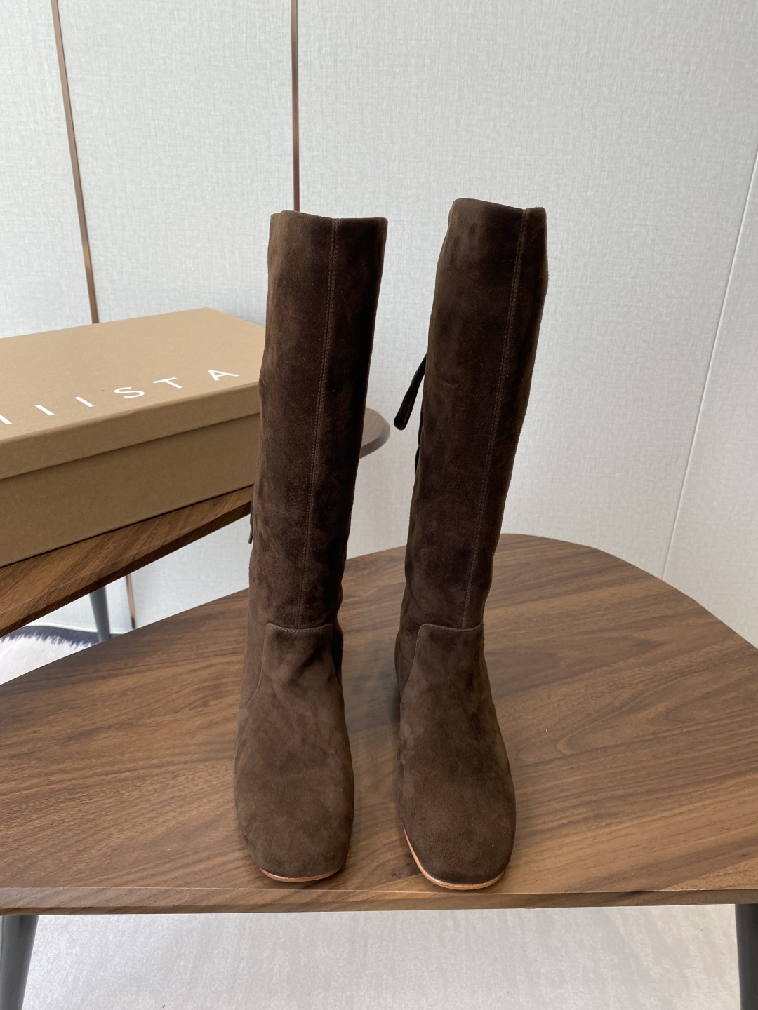 NO:592436,Miista 25ss new autumn and winter style Italian brand boots. Inspiration for outfits~ Lambskin material is super soft and comfortable. A quality product that has a taste for time travel. Italian genuine leather outsole. Original same craftsmanship. Original same outsole. A retro low saturation, clean going out to interact with nature, harvesting comfortable and wild fun. Size35-41 (40 41 custom-made, non-refundable), boots, boots, sheepskin, Leather soles19860909Miista 25ss 秋冬新款 意大利 品牌 长靴 穿搭灵感双手奉上~ 小羊皮材质超软超舒适 越穿越有味道的一款精品  意大利真皮大底 原版一致工艺 原版一致大底 一身复古低饱和,干净出门与自然交手,收获惬意野趣 Size35-41（40 41订做不退换）,靴子,boots,sheepskin,Leather soles,Women's Shoes