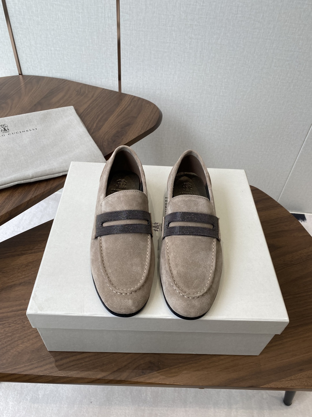 NO:695752,'Exclusive top version' Brunello Cucinelli 25ss new retro loafers for autumn and winter. BC is a well-known Italian brand with minimalist style and handmade bead chain accessories!  Retro and high-end!  Simple and elegant, it is a very attractive style!  The king of advanced jokers, completely irresistible!  The feet feel very good and comfortable!  It looks ordinary, but looks slim and handsome!  Not limited to any occasion, daily work, fashionable and capable!  No matter it is paired with skirts, trousers, or windbreakers, it is very versatile!  Super eye-catching!  Suitable for spring, summer, autumn and winter all year round. The fabric is original one-to-one customized calfskin fabric/high mercerized cow suede. The lining is original Italian customized metal sheepskin lining, metal sheepskin feet. Outsole Italian genuine leather outsole. Accessories original molded custom bead chain. The level of luxury is the same as clothing. Size#35-41 (40 41 custom-made is not returnable), loafers, brunello  cucinelli,loafers,skirts,cowhide,sheepskin,Leather soles19860909《独家顶级版本》  Brunello Cucinelli 25ss 秋冬新款复古乐福鞋 BC是意大利知名品牌,极简主义风格,纯手工串联珠链配饰！复古又高级！简约又大气,属于非常耐看的款式！ 高级百搭之王,完全没有抵抗力！脚感很好很舒服！看起来平平无奇,穿起来又瘦又帅！ 不局限任何场合,日常工作、时尚又干练！不管搭配 裙装、裤装、风衣大衣、都非常百搭！超级耐看！一年四季春夏秋冬皆适宜. 面料原版一比一定制小牛皮面料/高丝光牛反毛 内里原版意大利定制金属羊皮内里,金属羊皮垫脚. 大底意大利真皮大底 配饰原版开模定制珠链,奢侈程度和服装无区别. Size#35-41（40 41 定做不退换）,乐福鞋,brunello cucinelli,loafers,skirts,cowhide,sheepskin,Leather soles,Women's Shoes