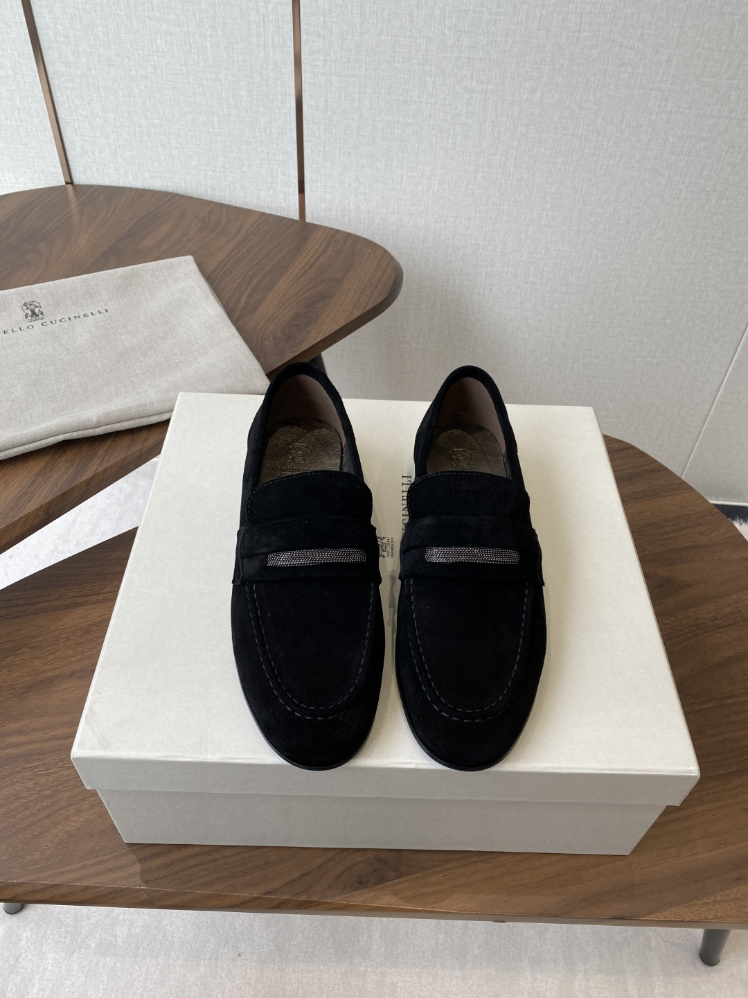 NO:594391,Brunello Cucinelli 25ss new retro loafers for autumn and winter. BC is a well-known Italian brand with minimalist style and handmade bead chain accessories!  Retro and high-end!  Simple and elegant, it is a very attractive style!  The king of advanced jokers, completely irresistible!  The feet feel very good and comfortable!  It looks ordinary, but looks slim and handsome!  Not limited to any occasion, daily work, fashionable and capable!  No matter it is paired with skirts, trousers, or windbreakers, it is very versatile!  Super eye-catching!  Suitable for spring, summer, autumn and winter all year round. The fabric is original one-to-one customized calfskin fabric/high mercerized cow suede. The lining is original Italian customized metal sheepskin lining, metal sheepskin feet. Outsole Italian genuine leather outsole. Accessories original molded custom bead chain. The level of luxury is the same as clothing. Size#35-41 (40 41 custom-made is not returnable), loafers, brunello  cucinelli,loafers,skirts,cowhide,sheepskin,Leather soles19860909Brunello Cucinelli 25ss 秋冬新款复古乐福鞋 BC是意大利知名品牌,极简主义风格,纯手工串联珠链配饰！复古又高级！简约又大气,属于非常耐看的款式！ 高级百搭之王,完全没有抵抗力！脚感很好很舒服！看起来平平无奇,穿起来又瘦又帅！ 不局限任何场合,日常工作、时尚又干练！不管搭配 裙装、裤装、风衣大衣、都非常百搭！超级耐看！一年四季春夏秋冬皆适宜. 面料原版一比一定制小牛皮面料/高丝光牛反毛 内里原版意大利定制金属羊皮内里,金属羊皮垫脚. 大底意大利真皮大底 配饰原版开模定制珠链,奢侈程度和服装无区别. Size#35-41（40 41 定做不退换）,乐福鞋,brunello cucinelli,loafers,skirts,cowhide,sheepskin,Leather soles,Women's Shoes