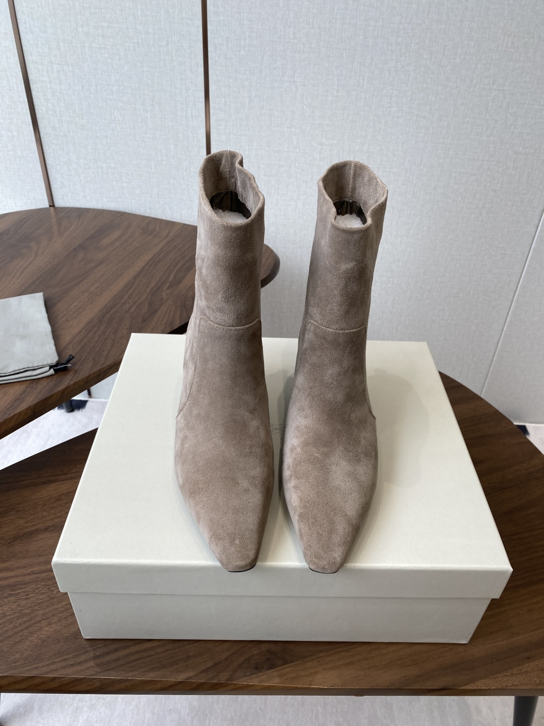 NO:695782,'Exclusive top version' Brunello Cucineli ss25 new arrival~ New series of pointed toe short boots for autumn and winter, handsome and comfortable on the feet. You must have a pair of BC boots in autumn and winter. BC's brand shoe design basically has no 1og0 logo. The style is mainly beige and gray tones. It is very low-key and luxurious, full of high-end sense. It is a pronoun for niche and tasteful shoes~  Although it combines different materials and colors, there is no sense of violation and it is not exaggerated at all. Instead, it makes people feel comfortable visually!  The bc family has the ability to combine different colors and materials without any obvious sense of season. You can be satisfied by wearing them at any time. Upper cowhide/sheepskin lining Original injection outsole Suze: #35-39 (40 41 custom-made and non-returnable), boots, brunello cucinelli, chanel, boots, cowhide, sheepskin19860909《独家顶级版本》  Brunello Cucineli ss25new arrival～ 秋冬新款系 尖头 短靴 上脚帅气舒适 秋冬一定要有一双Bc的战靴 BC家的品牌鞋子设计基本没有啥1og0标识, 风格主要以米色 灰色 色调为主,非常低调奢华,高级感满满 小众有品位的代词～鞋子 虽然结合了不同材质不同颜色,但是没有任何违和感,一点也不夸张,反而让人在视觉上感觉舒适！ bc家就是有能力把不同的颜色和材质结合,但又不会有明显的季节感,在任何时候拿出来穿都能让你满意 鞋面牛皮/羊皮内里 原版注塑大底 Suze: #35-39 (40 41定做不退换）,靴子,brunello cucinelli,chanel,boots,cowhide,sheepskin,Women's Shoes