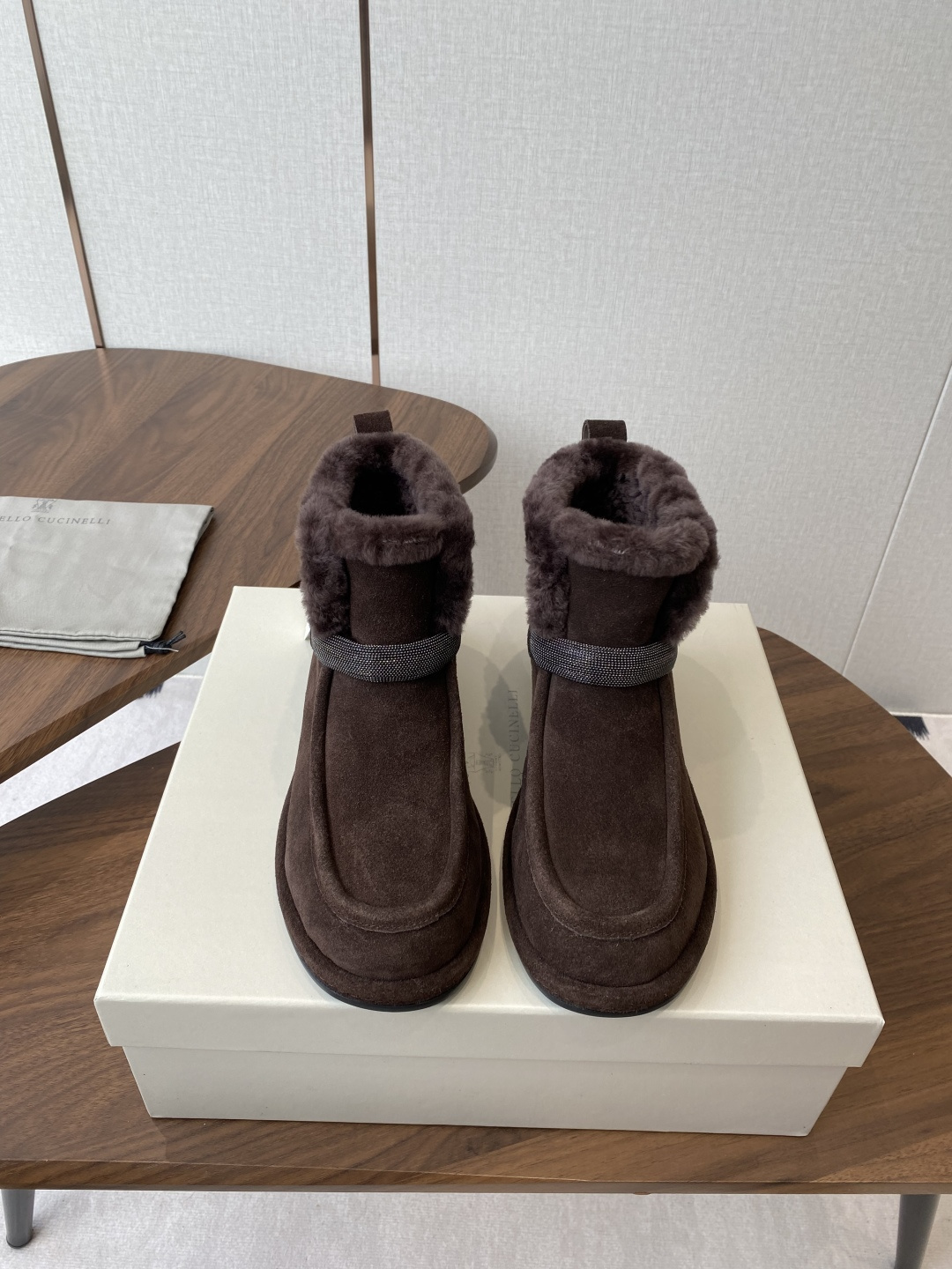 NO:594389,Brunello Cucinelli 25ss new winter snow boots BC has the original Italian luxury aesthetic DNA, as well as a deep understanding and painstaking study of women, Open Walk Ankle Boot. The fabric is top-quality and high-mercerized cow suede/calf leather, soft and shows feminine tenderness, and the lining is imported Australian wool lining. It is warm and comfortable. The outsole is one-to-one customized Italian high-density outsole. In these winter snow boots, the boundaries between indoor and outdoor become increasingly blurred, but they gain commonality in the distinctive winter appearance of the shoes. Size#35-41 (35 41 custom-made and non-refundable), snow boots, brunello cucinelli, boots, cowhide19860909Brunello Cucinelli 25ss 冬季新款 雪地靴 BC有着原汁原味意大利奢侈审美DNA,以及对女性的深刻理解与苦心钻研,Open Walk Ankle Boot. 面料顶级及高丝光牛反绒/小牛皮 柔软展现女性温柔感, 内里；進口澳洲羊毛内里 温暖舒适 大底一比一定制意大利高密度大底. 在这款冬季雪地靴,室内和室外的界限愈发模糊,却在鞋子鲜明的冬季外观上获得共性. Size#35-41（35 41订做不退换）,雪地靴,brunello cucinelli,boots,cowhide,Women's Shoes