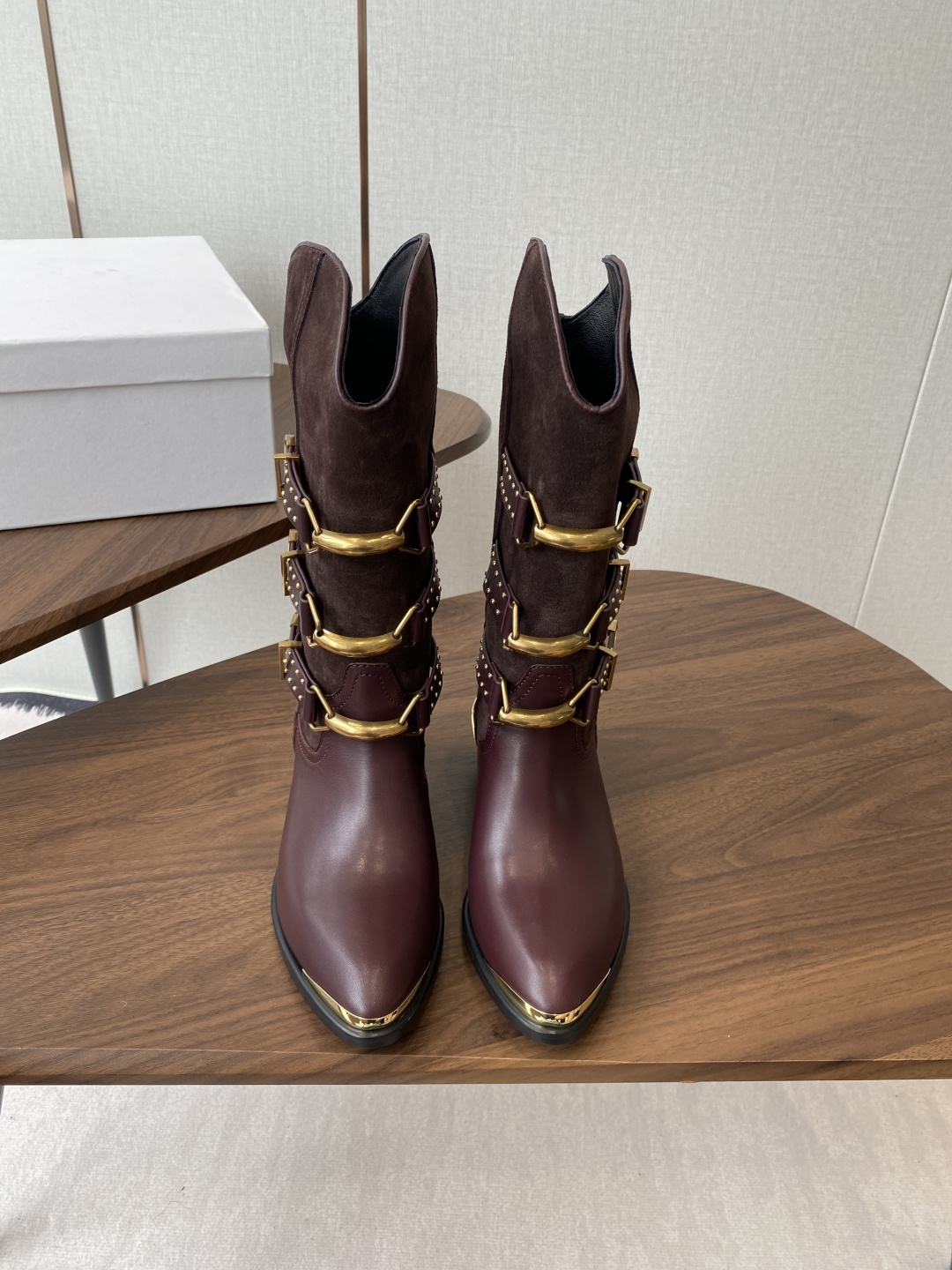 NO:594102,Isabel Marant Isabel 25ss has a girly feel that catches your heart at first glance. One-step wedge boots isabel marant. Super tonal one-step boots. The fabric is the same as the original version. Made of cow suede imported cowhide. Matching and matching. Lambskin lining Size#35-41 (40 41 custom-made and non-returnable), boots, boots, cowhide, sheepskin19860909Isabel Marant 伊莎贝尔 25ss 少女感 一眼就心动 一脚蹬坡跟短靴 isabel marant 超级有调性的一款一脚蹬靴子 面料原版一致 采用牛反绒进口牛皮 对标对版 内里小羊皮 Size#35-41（40 41 订做不退换）,靴子,boots,cowhide,sheepskin,Women's Shoes