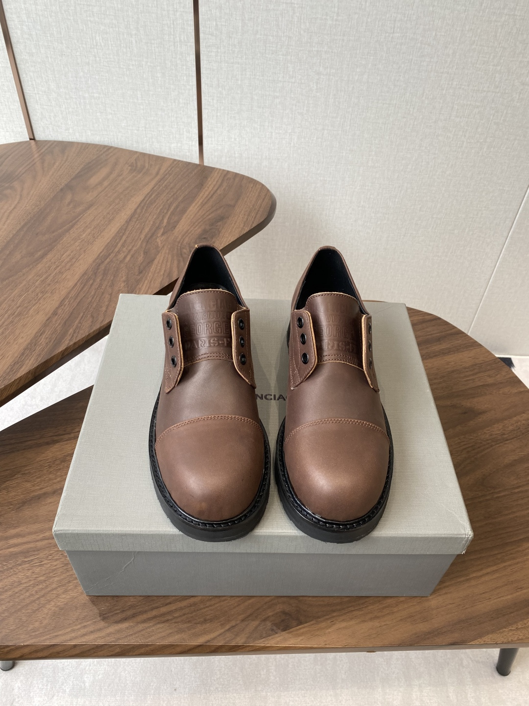 NO:594099,BALENCIAGA Balenciaga 25ss new autumn and winter fake lace-up couple's loafers look tough but are comfortable on the feet. They have a handsome personality without losing comfort and are colored and retro!  The craft-designed outsole and non-colliding loafers are definitely a cool and handsome style!  Classic and versatile!  The fabric is made of original first-layer calfskin/imported cow suede, the lining is water-dyed cowhide, and the sole is original open-molded rubber outsole.19860909BALENCIAGA 巴黎世家 25ss 秋冬新款假系带 情侣款 乐福鞋 看着硬朗 但上脚舒适 个性帅气的的同时 不失舒适感擦色做旧复古！ 工艺设计大底 不会撞款的乐福鞋靴 绝对吹爆酷帅酷帅的款！经典百搭！ 面料采用原版头层小牛皮/进口牛反绒 内里垫脚水染牛皮 鞋底原版开模橡胶大底 Size#女34-41（34 40 41订做不退换） #男38-45（45订做不退换）,乐福鞋,balenciaga,balenciaga,loafers,boots,cowhide,Women's Shoes