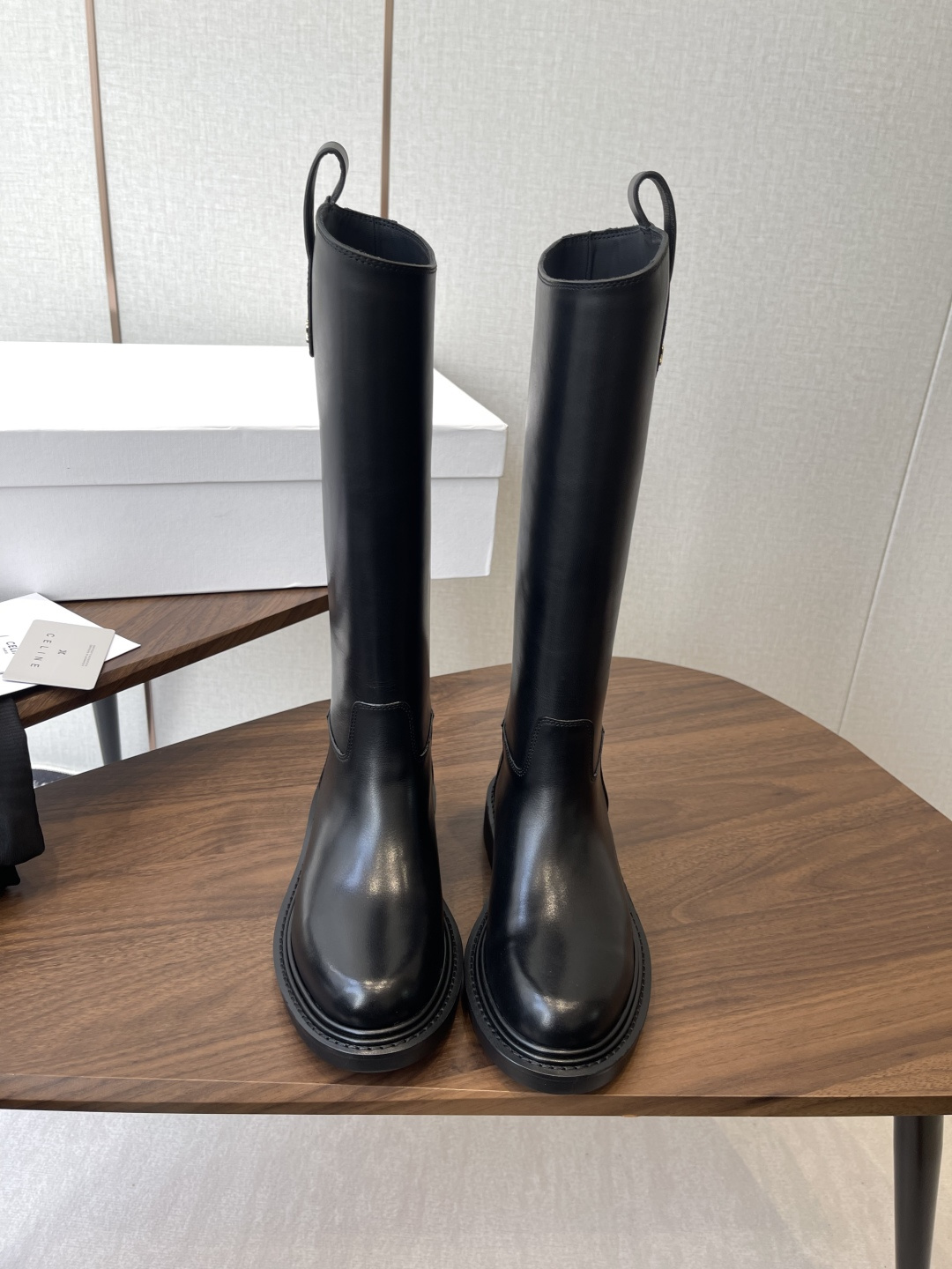 NO:594088,CELINE Celine's 2025 autumn and winter new Yang Mi's same style knight boots. Arc de Triomphe British style short boots. Simple and stylish, timeless and timeless. It is a classic that will never fade away in the fashion circle. The retro British style allows you to wear a different temperament. Matching logo. Fabric: 1:1 custom waxed calfskin (not ordinary cowhide in the market). Sheepskin lining. Sole leather welt combined outsole.  Size#35-39 (40# custom-made, non-refundable), boots, celine, boots, cowhide, sheepskin19860909CELINE塞琳 2025秋冬新款杨幂同款骑士靴 凯旋门英伦风短靴 简约大气时髦 耐看不过时 是时尚圈永不退潮的经典所在,复古的英伦风格,让你穿出不一样的气质对版logo 面料1:1定制蜡感胎小牛皮（非市场普通牛皮） 内里羊皮内里 鞋底真皮沿条组合大底 Size#35-39（40#订做不退换）,靴子,celine,boots,cowhide,sheepskin,Women's Shoes