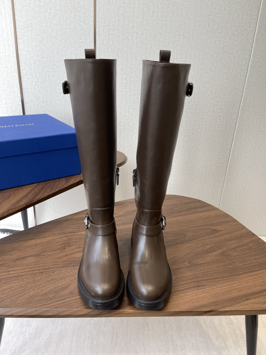 NO:594107,Stuart Weitzman's new autumn and winter knight boots, top version, classic and simple style!  The mid-tube design is very cool!  sw's shoes are getting more and more popular, and the professional shoe makers really have to say that the rounded toe box is suitable for friends with different foot types, and it is very comfortable on the feet!  Speaking of the most popular footwear item among fashionistas in the autumn and winter of the past two years, there is no doubt that knight boots are the best. Whether worn with shorts, skirts or leggings, they are all trendy and cool. In addition, knight boots are also a magic weapon for curing crooked calves and excessive calf fat. Whoever wears them has better legs!  !  Black is cool and handsome. It has irresistible charm and looks more elegant. Not only does it look stylish on the feet, but it also makes the legs look slimmer... Knight boots are really a very classic and retro existence!  The upper is imported Italian calfskin, the lining is imported mixed sheepskin; the original double-layer Eva foam outsole; non-slip, wear-resistant, super light, Size 35-40 (customized for 40, non-refundable), boots, stuart weitzman, boots, skirts, shorts, cowhide, sheepskin, sheep19860909Stuart Weitzman 秋冬新款 骑士靴 顶级版本 经典简约风格！中筒设计很帅气哦！sw家的鞋子越穿越上头,专业做鞋子的真的没得说圆润鞋头适合不同脚型的小伙伴,上脚非常舒适！ 说到近两年秋冬最受时髦精欢迎的鞋类单品,毋庸置疑是骑士靴了,无论是搭短裤、短裙还是小脚裤,无一不时髦甜酷.此外,骑士靴还是专治小腿弯曲不直、小腿肉赘肉多的法宝,谁穿谁是腿精！！黑色酷帅 魅力难挡,显得更有气质,上脚不仅有范儿而且还能让双腿显瘦加倍…骑士靴真的是非常经典复古的存在！ 鞋面进口意大利小牛皮 进口羊京 内里垫脚进口混种羊皮；原厂双层Eva发泡大底；防滑耐磨、超级轻 Size35-40（40定做不退换）,靴子,stuart weitzman,boots,skirts,shorts,cowhide,sheepskin,sheep,Women's Shoes