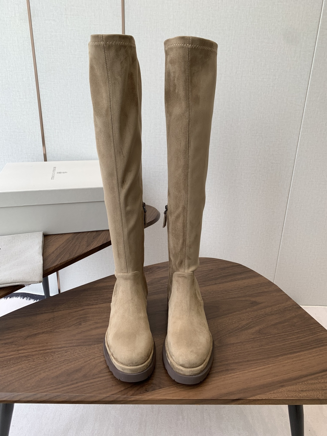 NO:594110,BRUNELLO CUCINELLI's top original autumn and winter BC cowhide high-top, thick sole, stretch boots. Purchase ZP for comparison and customization. Brunello Cucinelli is the world's top luxury brand from Italy. It is known as the 'King of Cashmere' and 'the true luxury product in the clothing industry' for low-key luxury.  Comfortable and exquisite design creates the style of these calfskin boots. A shiny beaded inlay on the toe adds a feminine charm to the boots with unexpected shine. The mixed wool knitted fabric on the side, high boot shaft, microporous material sole and outsole design make the boots fit and comfortable on the foot, allowing you to walk freely. Our company is truly developed and shipped by the original factory. You really get what you pay for. All genuine materials and no cutting corners.  Shoe lasts, leather fabrics, chain accessories, heels and soles, and packaging boxes are all customized for the new version. You can’t go wrong choosing this one in the new year. The upper material is imported elastic Yangjing. The inner lining is cowhide and the foot pads are the same. The font of the inner markings is the same as ZP. The original molded rubber sole. Size35-42 (40 41 42 can be customized without return or exchange), boots, brunello cucinelli, boots, cowhide, sheep19860909BRUNELLO CUCINELLI顶级原单秋冬 BC牛皮高筒 厚底 弹力长靴 购入ZP对比定制 Brunello Cucinelli是来自意大利的世界顶级奢侈品牌,被誉为低调奢华的“山羊绒之王”和“服装界真正的奢侈品” 舒适、精巧的设计营造出这款小牛皮长筒靴的风格.鞋头一道闪亮镶珠嵌饰,以意想不到的亮光为靴子融入柔美风韵.侧面的混合羊毛针织物、高靴筒、微孔材料鞋底和鞋外底设计,让靴子上脚贴合舒适,行走灵活自如 我家真正原厂开发出货,真正一分钱一分货,全部真材实料,绝不偷工减料 鞋楦、皮料面料、链条辅料、鞋跟鞋底、包装盒子,全部对新版开模定制~新的一年选择这款绝对不会错 鞋面材质进口弹力羊京 内里牛皮内里垫脚、内里标码字体一致ZP 底原版开模橡胶底 Size35-42（40 41 42可定制不退不换）,靴子,brunello cucinelli,boots,cowhide,sheep,Women's Shoes