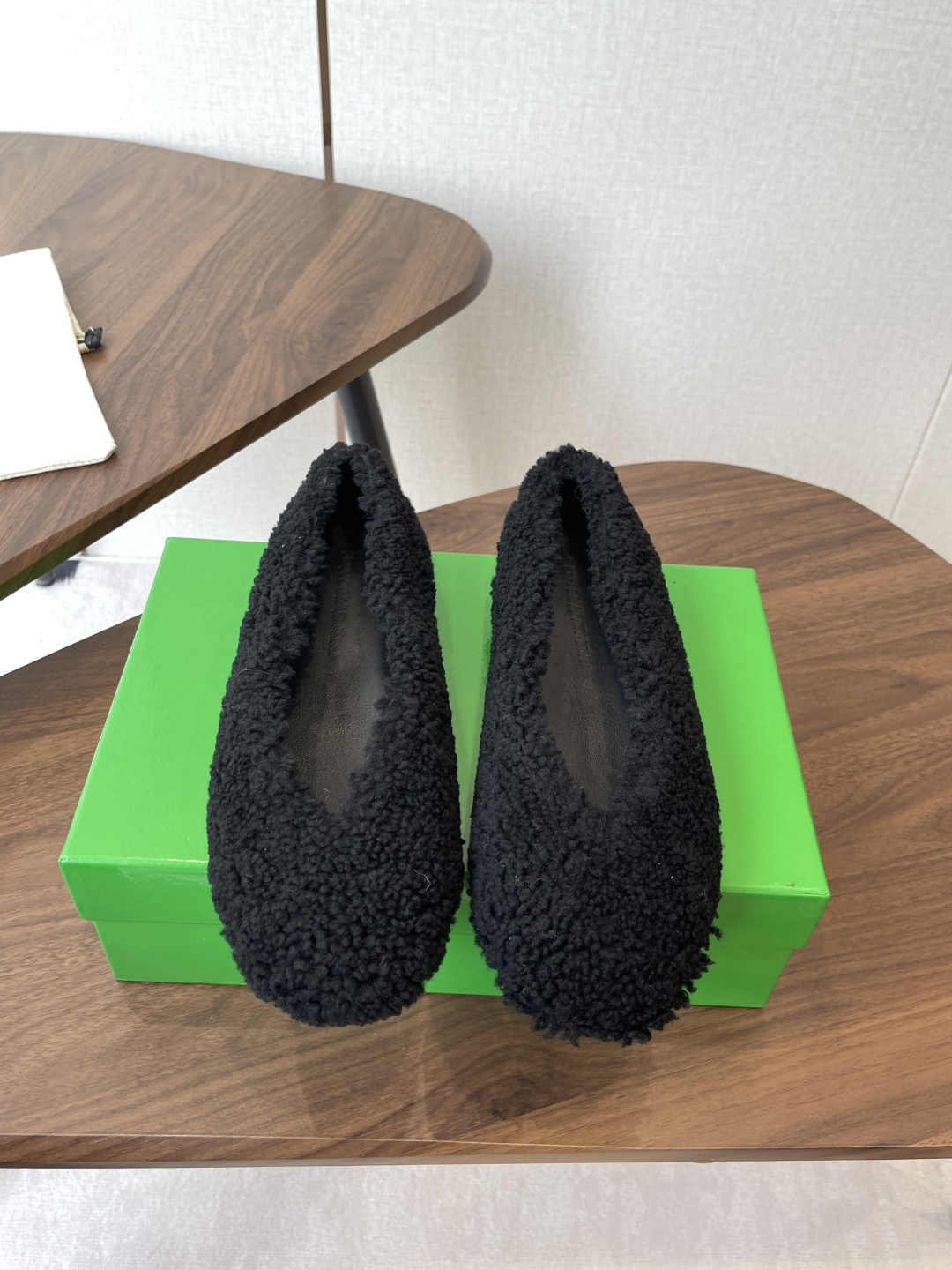 NO:594101,BV’s new early autumn furry shoes are so cute, family!  It’s comfortable and the soles are soft, making it stress-free for running around. It’s really cute and fashionable to wear small socks in autumn. People are already matching them!  A furry shoe not to be missed, size 35-40 (customized for 40, non-refundable), lambswool upper, original genuine leather beanie outsole, furry shoes, bottega veneta, socks19860909BV早秋新款 毛毛鞋 太可爱了家人们！有舒服 鞋底是软的 暴走无压力 入秋配个小袜子真的可爱又时髦 服装人已经在搭配啦！不要错过的一款毛毛鞋 码数35-40（40定制不退换) 鞋面羊羔毛 大底原版真皮豆豆大底,毛毛鞋,bottega veneta,socks,Women's Shoes