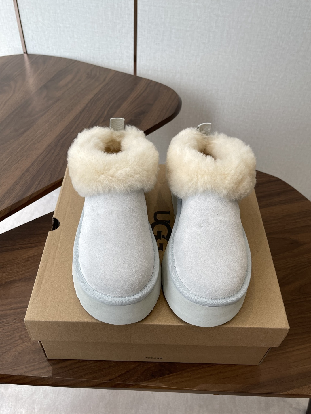 NO:577801,'' UGG Autumn women's comfortable thick-soled slip-on casual loafers, lazy fur shoes, the same style as the star 1 Tazzelle Tazzler slip-on shoes Tazzelle Tazzler slip-on shoes Upper material suede cowhide Inner sheepskin fur Sole: EVA foam Size35-40 (40 customized non-returnable), half-slip furry shoes, loafers, cowhide, sheepskin19860909《》UGG 秋季女士舒适厚底一脚蹬休闲乐福鞋懒人毛毛鞋明星同款1 Tazzelle 塔茨勒便鞋 Tazzelle 塔茨勒便鞋 帮面材质反绒牛皮 内里羊皮毛一体 鞋底:EVA发泡 Size35-40（40订做不退换）,半拖毛毛鞋,loafers,cowhide,sheepskin,Women's Shoes