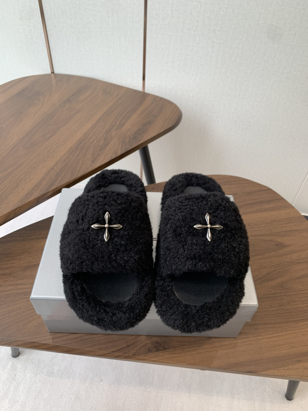 NO:594098,SMFK 25ss Autumn and Winter Thick-soled bread slippers, a super popular bread slipper, are so popular that all the major Internet celebrity bloggers are wearing it. After cleverly incorporating brand elements, they are fashionable and versatile, and are loved by hot girls. They are perfectly released. Fabric: wool, lining/synthetic leather for feet, original metal logo, original TPU non-slip outsole, supporting packaging Size #35-40 (40 custom made, non-returnable), fur shoes and slippers, slippers19860909SMFK 25ss 秋冬 厚底面包拖鞋,超级火的一款面包拖,被种草得不行 各大网红博主都在穿它,巧妙纳入品牌元素后时尚百搭、辣妹至爱,被完美释放 面料:羊毛 内里/垫脚合成皮革,原版金属Logo,原版TPU防滑大底 配套包装 Size#35-40（40订做不退换）,毛毛鞋拖鞋,slippers,Women's Shoes