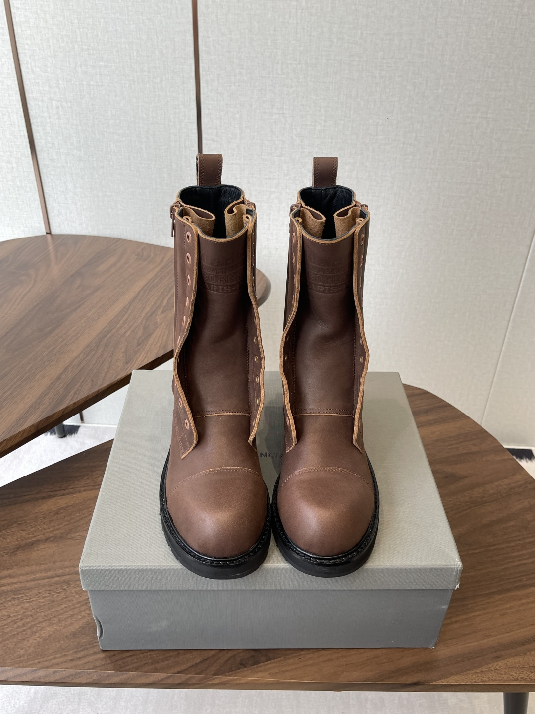 NO:594094,BALENCIAGA Balenciaga 25ss new autumn and winter fake lace-up couple's Martin boots look tough but are comfortable on the feet. They have a handsome personality without losing comfort and are colored and retro!  Craftsman-designed outsole and non-colliding Martin boots are definitely a cool and handsome style!  Classic and versatile!  The fabric is made of original first-layer calfskin/imported cow suede, the lining is water-dyed cowhide, and the sole is original open-molded rubber outsole.19860909BALENCIAGA 巴黎世家 25ss 秋冬新款假系带 情侣款 马丁靴 看着硬朗 但上脚舒适 个性帅气的的同时 不失舒适感擦色做旧复古！ 工艺设计大底 不会撞款的马丁靴 绝对吹爆酷帅酷帅的款！经典百搭！ 面料采用原版头层小牛皮/进口牛反绒 内里垫脚水染牛皮 鞋底原版开模橡胶大底 Size#女34-41（34 40 41订做不退换） #男38-45（45订做不退换）,靴子,balenciaga,balenciaga,boots,cowhide,Women's Shoes