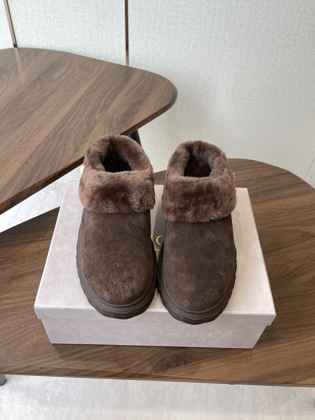 NO:594091,Jimmy Choo 25ss latest casual shoes, the flagship series of the counter!  Purchasing agent level!  The fabrics are made of original uniform suede and imported cowhide, combined with the craftsmanship of JC elements, a unique series combination!  Super comfortable on the feet!  The inner lining is top-quality wool, and the outsole is the original open-molded TPU outsole. Size 35-40 (40 is custom-made and cannot be returned or exchanged), half-drag snow boots, jimmy choo, boots, cowhide, chamois leather19860909Jimmy Choo 25ss 最新休闲鞋,专柜主打系列！代购级别！ 面料选用原版一致麂皮 进口牛皮 搭配jc元素的工艺,绝绝子的系列组合！上脚超级舒适！内里顶级羊毛 大底是原版开模TPU大底 Size35-40（40订做不退换）,半拖雪地靴,jimmy choo,boots,cowhide,chamois leather,Women's Shoes